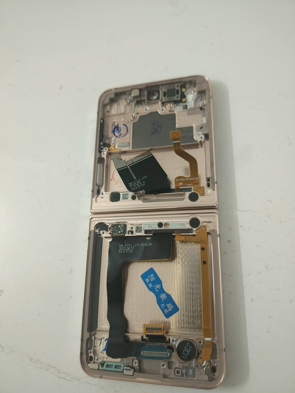 للبيع شاشه
Samsung Galaxy Z Flip 4
 (سامسونج جالاكسي زد فليب 4).
​التفاصيل 
​رمز الموديل (Model Code): يظهر بوضوح على الفلاتة السوداء المطبوعة الداخليّة رمز SM-F7221 و**SM-F721**، ورمز الطراز الرسمي لهاتف Galaxy Z Flip 4 هو SM-F721 (حيث تشير F721 إلى Z Flip 4).
​لون الإطار: الإطار المعدني الخارجي باللون الذهبي الوردي (Pink Gold)
يتواصل مع عل خاص او واتساب
***********
عنواني  كركوك
