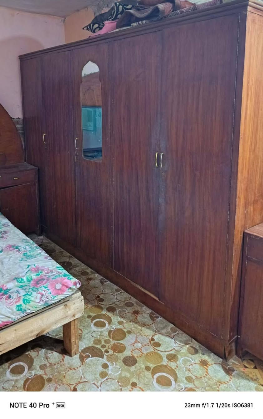 السلام عليكم غرفة اخشاب عراقي مستخدمه سعر 350وبيه مجال قليل شراي يتصل ويدلل # المكان شافي منطقه الشنانه رقم.#***********

