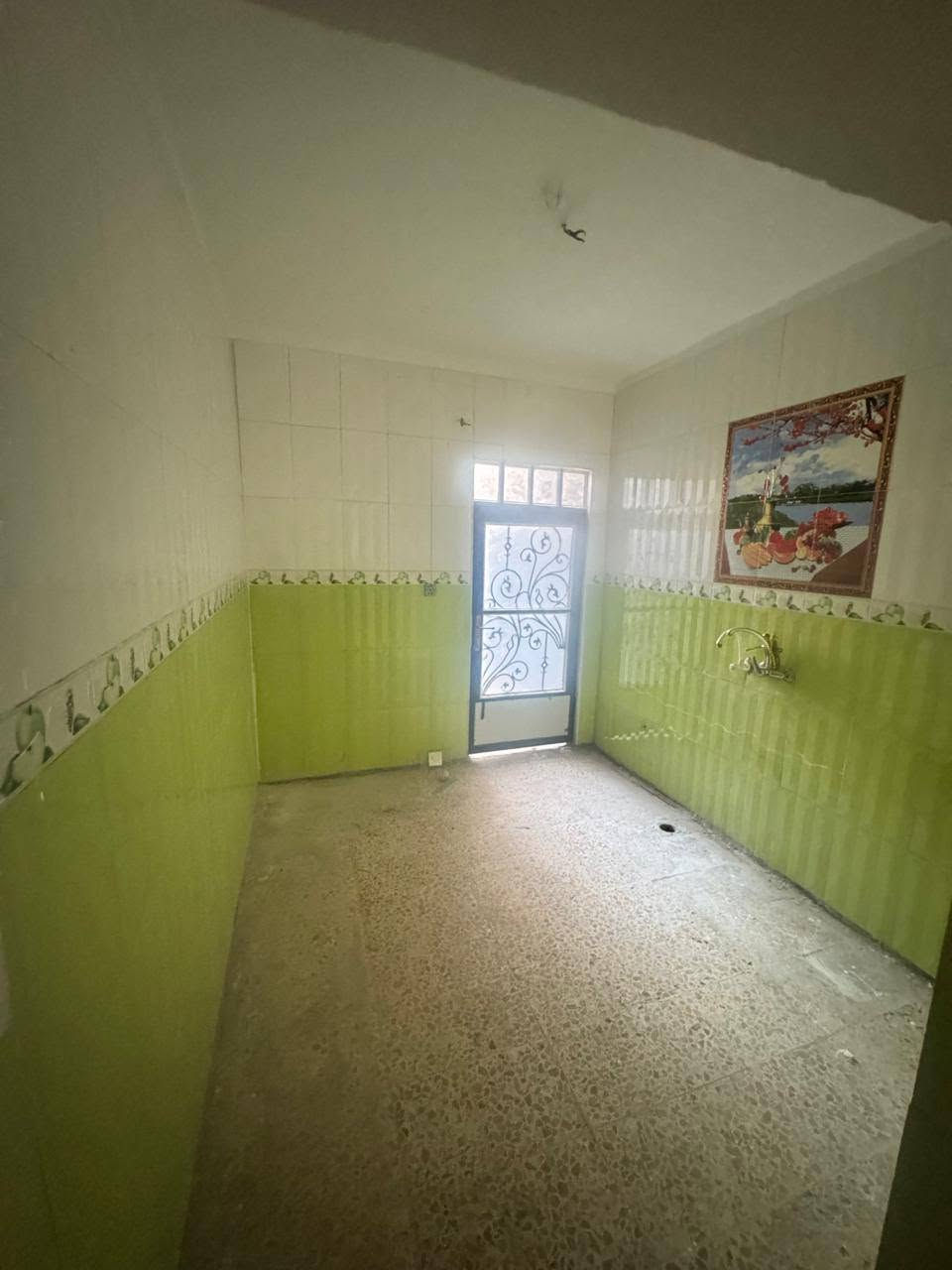 بيت للبيع في حي الوفاء المساحه 100 متر طابق ونص البناء عكاده نظيف جدا على شارع 15 قريب السايدين الجزيره سعر البيت/ 125 /مع المجال للاستفسار/***********
