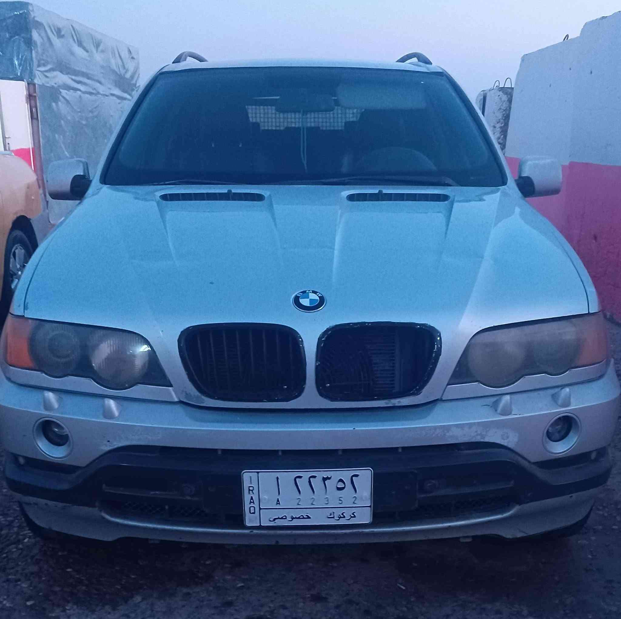 السلام عليكم x5  موديل 2002رقم كركوك مكينة 44 بانزين مكفولة من الضربه والصبغ تحويل ثاني يوم جاهزه السياره عوزه فقط حداديه سعره ٦٥ ورقه بيع او مراوس بالامبالا نظيفه ***********
