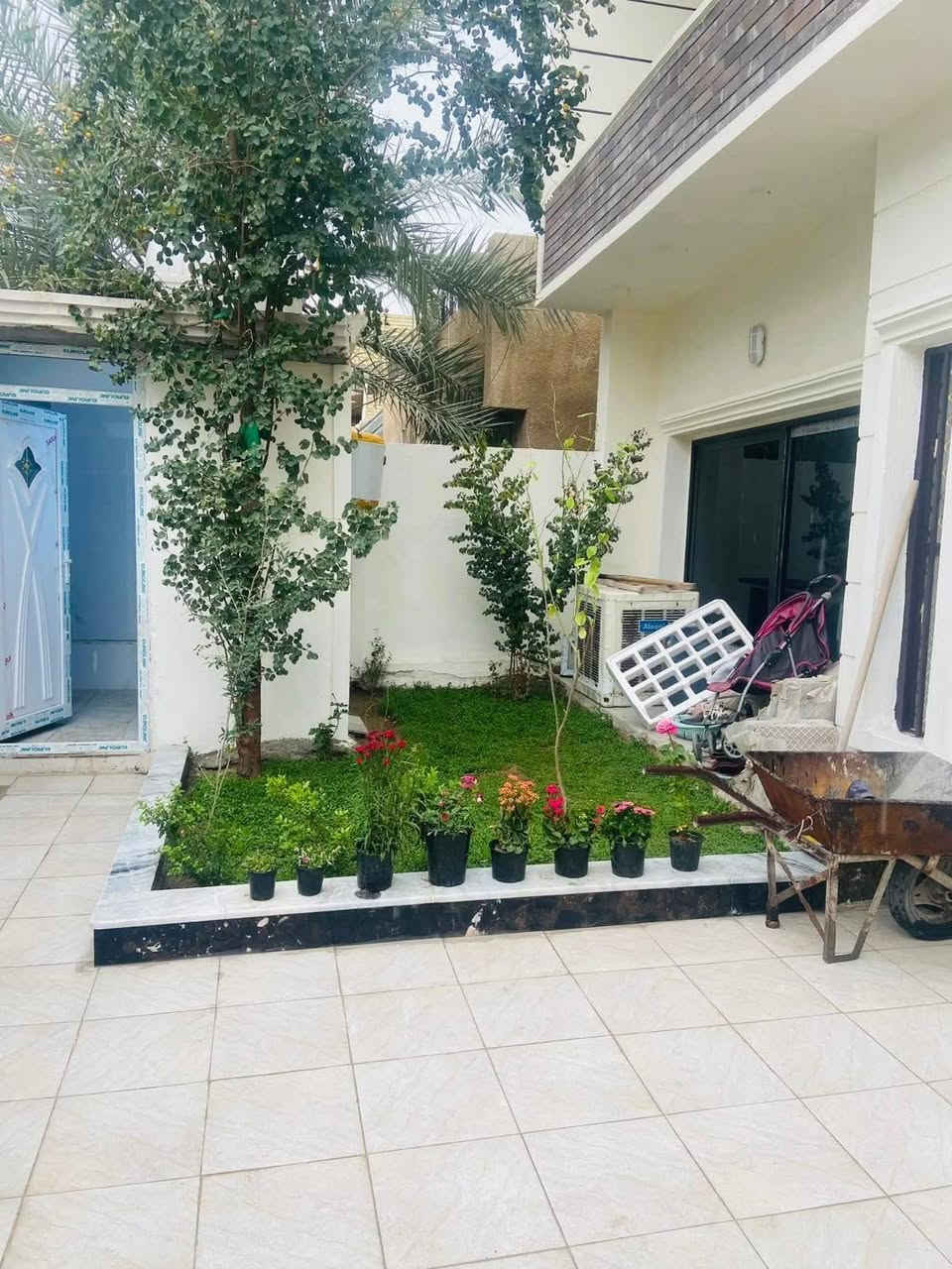 سلام عليكم ورحمت الله
طابو صرف بأسمي 🏡 دار للبيع – موقع مميز في بغداد / الكرخ
📍 العنوان: الكرخ/ شهداء البياع / الرفاق الثانية
قرب شارع المضخة الأول
🔹 تفاصيل العقار:
المساحة: 200 متر مربع
الواجهة: 10 متر
النزال: 20 متر
 (موقع مميز)
⚡ مواصفات الدار:
(4 غرف نوم كبيرة/صالة /هول داخلي/مطبخ حار /مطبخ بارد (كبير)/3/صحيات/منور/كراج/حديقة/ سطح ناصي/سطح عالي)
✨ المميزات: 
موقع ممتاز ومرغوب
شبابيك سلايت ألمنيوم تفصال اخر موديل 
أبواب صاج 
بايات درج مرمر ثقيل 
وزره  مرمر اسود 
محجر درج زجاج أسود
أرضيات بورسلين إسباني
بناء ممتاز

📞 للاستفسار:
*********** محمد حميد
📲 متوفر واتساب
... 
#عقارات #عقار #عقارات_بغداد #بغداد #الكرخ #العراق #دار_للبيع
