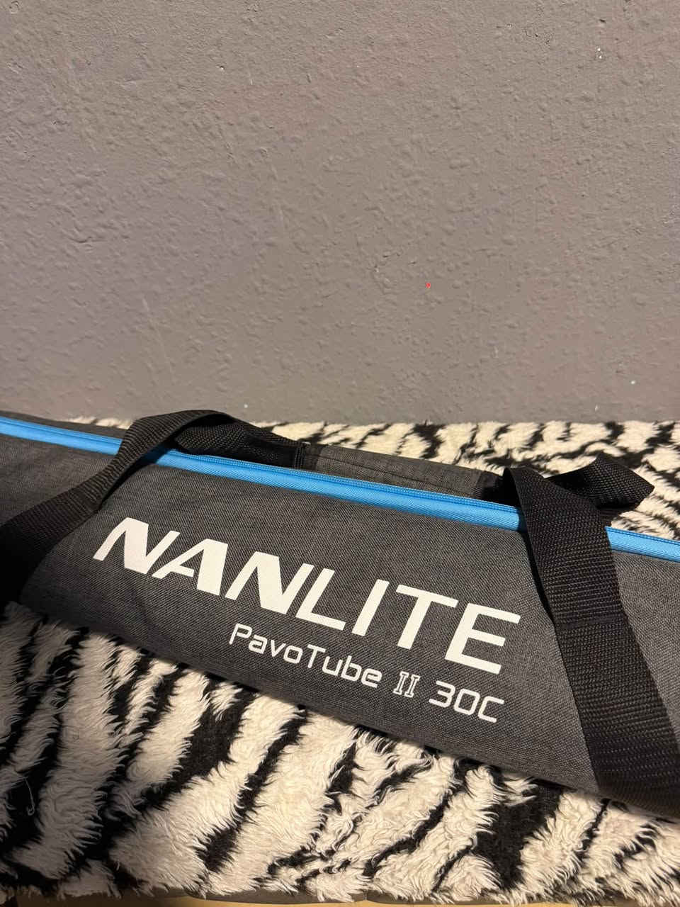 للبيع: طقم إضاءة احترافية Nanlite PavoTube II 30C (الجيل الثاني) زوج (قطعتين)  طول 120 سم 
 شبه جديد مستخدم قليل

*********** 📞  واتس او فون بيع فقط ✅

السعر بي مجال للطيبين وجاد ❤️

نص مكتوب في الصور:
- NANLITE PAVOTUBE II 30C