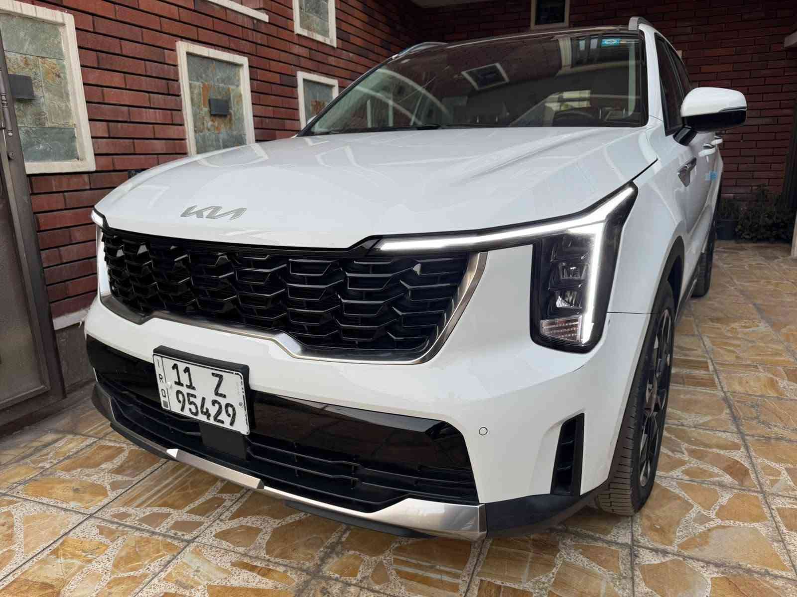 🔥 للبيع – Kia Sorento 2025 🔥

كيا سورنتو 2025 | السعر: 299 ورقة فقط
رقم بغداد | العنوان: الدورة – شارع أبو طيارة
للاستفسار: ***********

💥 السعر مغري جداً ومناسب للجادين

🚘 Kia Sorento 2025 – وارد خليجي – 6 سلندر – Full Option

سيارة مميزة جداً بحالة ممتازة ومواصفات عالية، مع عداد 22 ألف كم فقط، ومكفولة كفالة عامة.

أبرز المواصفات:

• محرك 6 سلندر
• وارد خليجي
• Full Option
• سقف بانوراما
• صندوق خلفي كهربائي
• مقاعد كهربائية
• شاشة إلكترونية كبيرة متصلة
• Head-Up Display (داتا شو)
• تشغيل بصمة
• دخول ذكي بدون مفتاح
• كاميرا خلفية
• رادارات ٣٦٠ 
• شاشة وسطية كبيرة ونظام معلومات متطور
• عداد إلكتروني بالكامل
• إضاءة محيطية Ambient Light متغيرة
• ويلات كروم
• ستائر جانبية
• تحكم بالمقود
• تحكم كهربائي بالمرايا
• حساسات اصطفاف
• مثبت سرعة
• تحكم بالمناخ والتكييف
• أنظمة أمان ومساعدة للسائق
• مقاعد مريحة وتشطيبات داخلية فخمة
• مساحة داخلية واسعة ومناسبة للعائلة
• مواصفات خليجية مناسبة لأجواء العراق

📍 رقم بغداد
📍 الدورة – شارع أبو طيارة
📞 ***********

🔥 299 ورقة فقط – السعر مغري جداً
سيارة نظيفة، مواصفات عالية، وعداد قليل جداً… فرصة تستحق المشاهدة. بغداد, العراق
