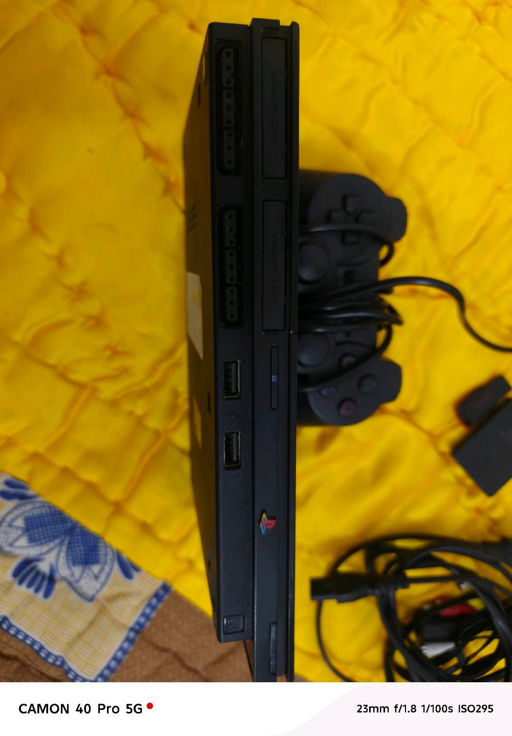 للبيع بلايستيشن 2 (PS2) نظيف وكامل ملحقاته 🎮
​الملحقات:
​عدد 2 يد تحكم (أصلية شغالة).  
​ميموري كارد سعة 8 ميكابايت.  
​فلاش مساحة 32 كيكابايت.  
​كافة الوايرات والربط الأصلية (واير الكهرباء وواير الشاشة).  
​الحالة: الجهاز نظيف وشغال
​السعر: 50 ألف وبي مجال للطيبين للتواصل واتساب***********