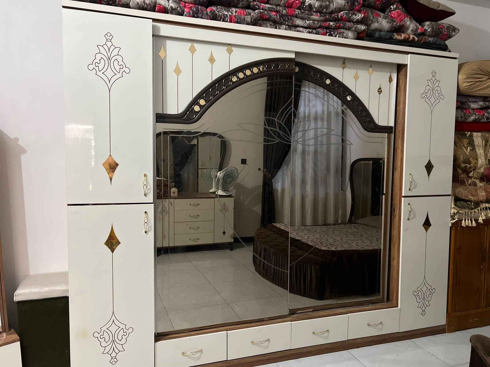 اسلام عليكم غرفه نوم للبيع درجه اولى نضافه 85/100 العنوان واسط العزيزيه الاستفسار اتصل على رقم ***********
