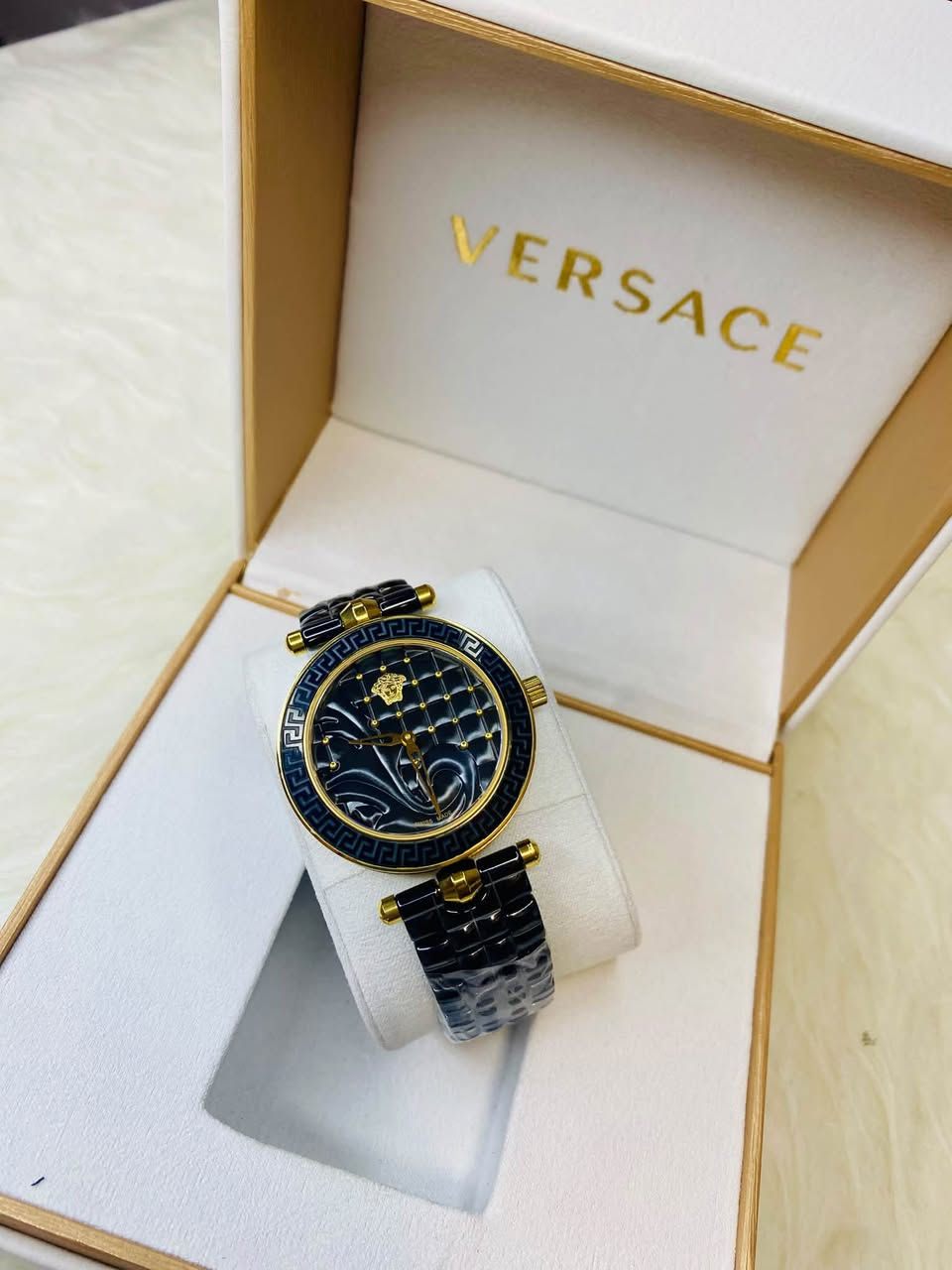 🖤✨ VERSACE | فخامة تليق بذوقك ✨🖤
⌚ Unisex – للرجال والنساء
📏 قطر 40mm | سير Ceramic أسود
✨ مينا أسود منقوش ومطعّم بالذهبي
💎 زجاج Sapphire | Bezel سيراميك
🔩 Stainless Steel مطعّم بالسيراميك
💧 مقاومة للماء 30 متر
🔒 قفل Butterfly

🔥 تصميم فاخر ومميز جدًا باليد… التفاصيل هي اللي تحچي عن الساعة.

📲 للطلب والاستفسار:
واتساب / ماسنجر
***********

📩 راسلنا الآن لمعرفة السعر والتفاصيل.@highlight

نص مكتوب في الصور:
- ساعة Versace الخزفية – تحفة فنية تتجاوز الزمن، محفورة بالذهب والتقنية السويسرية دقة سويسرية فائقة، محفورة بدقة متناهية علامة Medusa الذهبية الأيقونية عند الساعة 12 نقش فني متموج بدقة متناهية إطار Greek Key الكلاسيكي المحفور كريستال ياقوت مقاوم للخدش متانة الخزف الأسود المصقول وفخامة الذهب آلية حركة سويسرية فائقة الدقة Versace – الإرث الإيطالي، الدقة السويسرية أناقة خالدة في كل تفصيل اكتشف المجموعة الكاملة في متاجرنا المعتمدة www.versace.com