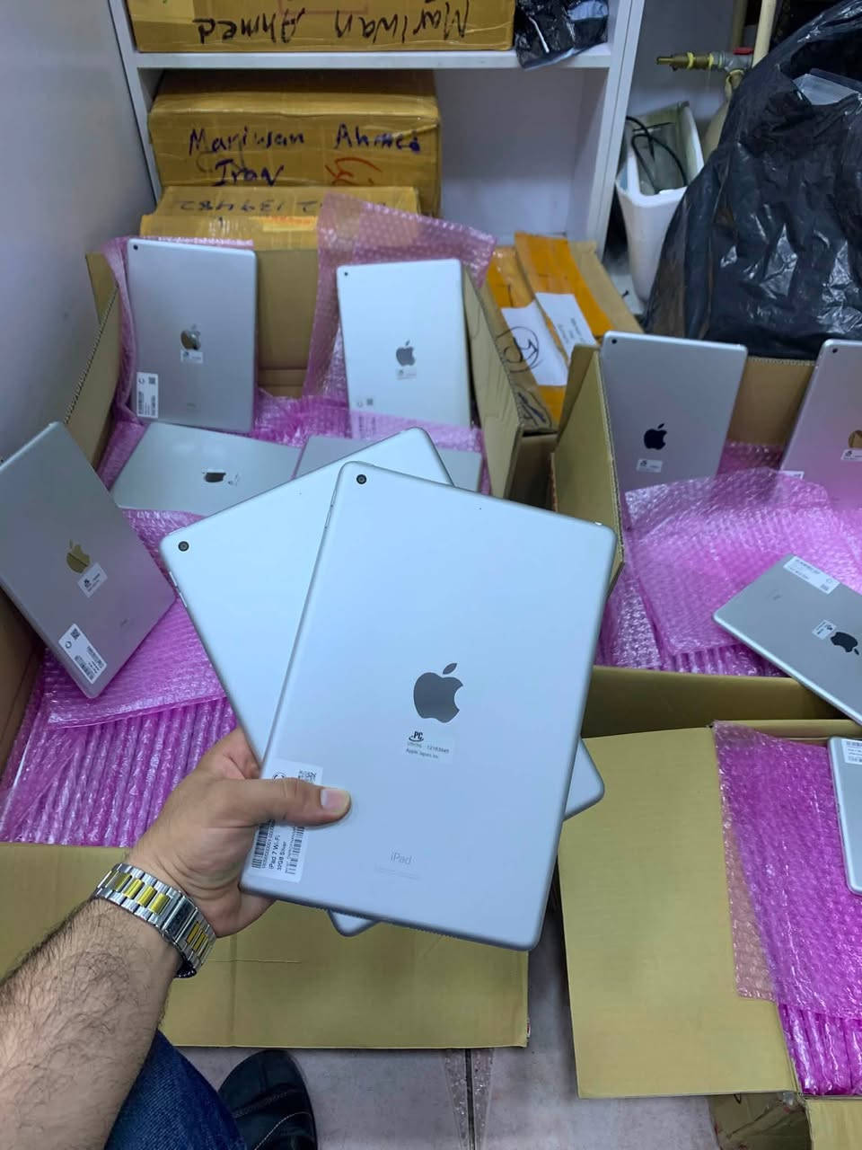 السلام علیك ئازیزانی مووبایلی مریوان📱📲
کردي | عربي🇮🇶

السلام علیك 📱

🍎 iPad 7 (2019) | 32GB | Wi-Fi

🔥 آيباد Apple بسعر مناسب جداً!
🔋 صحة البطارية 84% وتشتغل بصورة ممتازة.

📱 المواصفات:
✅ شاشة 10.2 إنچ Retina
✅ معالج Apple A10 Fusion
✅ ذاكرة 32GB
✅ كاميرا خلفية 8MP
✅ كاميرا أمامية 1.2MP
✅ بصمة Touch ID
✅ يدعم iPadOS 18

🎮 يناسب:
✔ PUBG Mobile
✔ YouTube و Netflix
✔ الدراسة والأونلاين
✔ Office والاستخدام اليومي

🛡️ ضمان 20 يوم
وإذا صار أي عطل، الاستبدال موجود.

📦 بيع بالجملة والمفرد
💰 أسعار خاصة لأصحاب المحلات والتجار.

💰 السعر مع التوصيل: 130,000 دينار فقط

📩 راسلنا حتى تعرف سعر اليوم، والكمية محدودة.

السليمانية – داخل سوق دارسوتاو، فرع محلات العطور، محل 
موبايلات مريوان📱

whats App 📲: *********** , ***********

#iraq #iPad7 #Apple #iPad #Tablet #32GB #WiFi #Kurdistan #Hawler #Slemani #Duhok #iPadSale #AppleStore #جوملە #موفرەد

