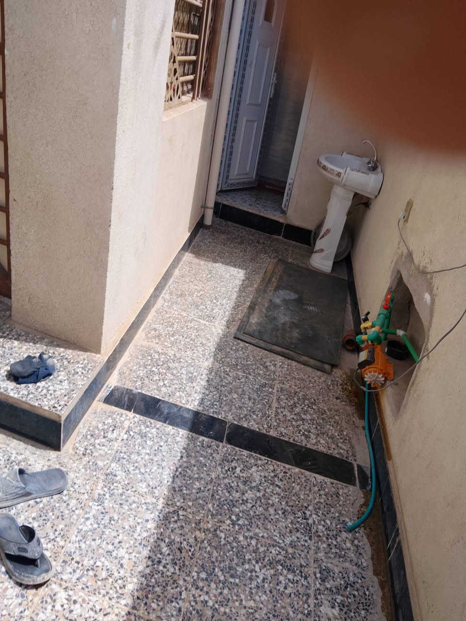 سلام عليكم بيت البيع في حي بغداد المكان البيت عله خدمات وكدامه ربع سايدات مكانه كلش راقي البيت بلديه البيت مساحه 300باني 150وضاله 150ستفسار عله رقم البيت سعره 90وبيه مجال الستفسار عله الرقم ***********
