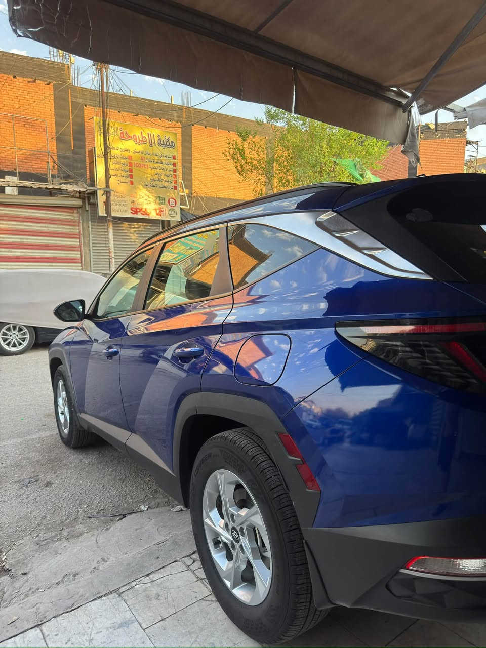 هيونداي توسان SEL HTRAC AWD  2023 🇺🇸
✨ كلين تايتل (Clean Title)
📄 تقرير المزاد: مياه أمطار واصلة للدوسة فقط.
✅ السيارة دخلت العراق تشتغل وتسير وتم استخدامها بشكل طبيعي.
✅ الموجود حالياً فقط رصعات وشخوط استخدام داخل العراق.

⚙️ المواصفات:
🔹 الممشى 63000km
🔹 فئة SEL HTRAC AWD
🔹 محرك 2.5 لتر (4 سلندر)
🔹 قير أوتوماتيك 8 سرعات
🔹 دفع رباعي ذكي HTRAC (AWD)
🔹 تشغيل بصمة عن بعد+ فتح الأبواب باللمس
🔹 كرسي السائق كهربائي
🔹 باب خلفي كهربائي
🔹 شحن لاسلكي
🔹 تدفئة للمقاعد الأمامية
🔹 مقاعد قماش وكالة
🔹 شاشة وسطية
🔹 Apple CarPlay & Android Auto
🔹 كاميرا خلفية
🔹 مثبت سرعة
🔹 Auto Hold
🔹 Auto Stop & Go
🔹 أوضاع القيادة: Normal | Smart | Sport | Snow
🔹 رادار مانع التصادم الأمامي
🔹 رادار مانع التصادم الخلفي
🔹 نظام المحافظة على المسار (Lane Keep Assist)
🔹 نظام تتبع المسار (Lane Following Assist)
🔹 قيادة شبه ذاتية (Highway Driving Assist)
🔹 تنبيه النقطة العمياء
🔹 تنبيه حركة المرور الخلفية
🔹 نظام الثبات الإلكتروني (ESC)
🔹 مانع انزلاق (Traction Control)
🔹 حساسات ضغط الإطارات (TPMS)
🔹 جنوط ألمنيوم
🔹 تكييف أوتوماتيك

📄 رقم الشاصي (VIN):
5NMJBCAE7PH232888
💵السعر 175$ ورقة وبيها مجال بسيط للشراي
📍الموقع بغداد شارع فلسطين
📩 للاستفسار التواصل على الواتساب ***********
