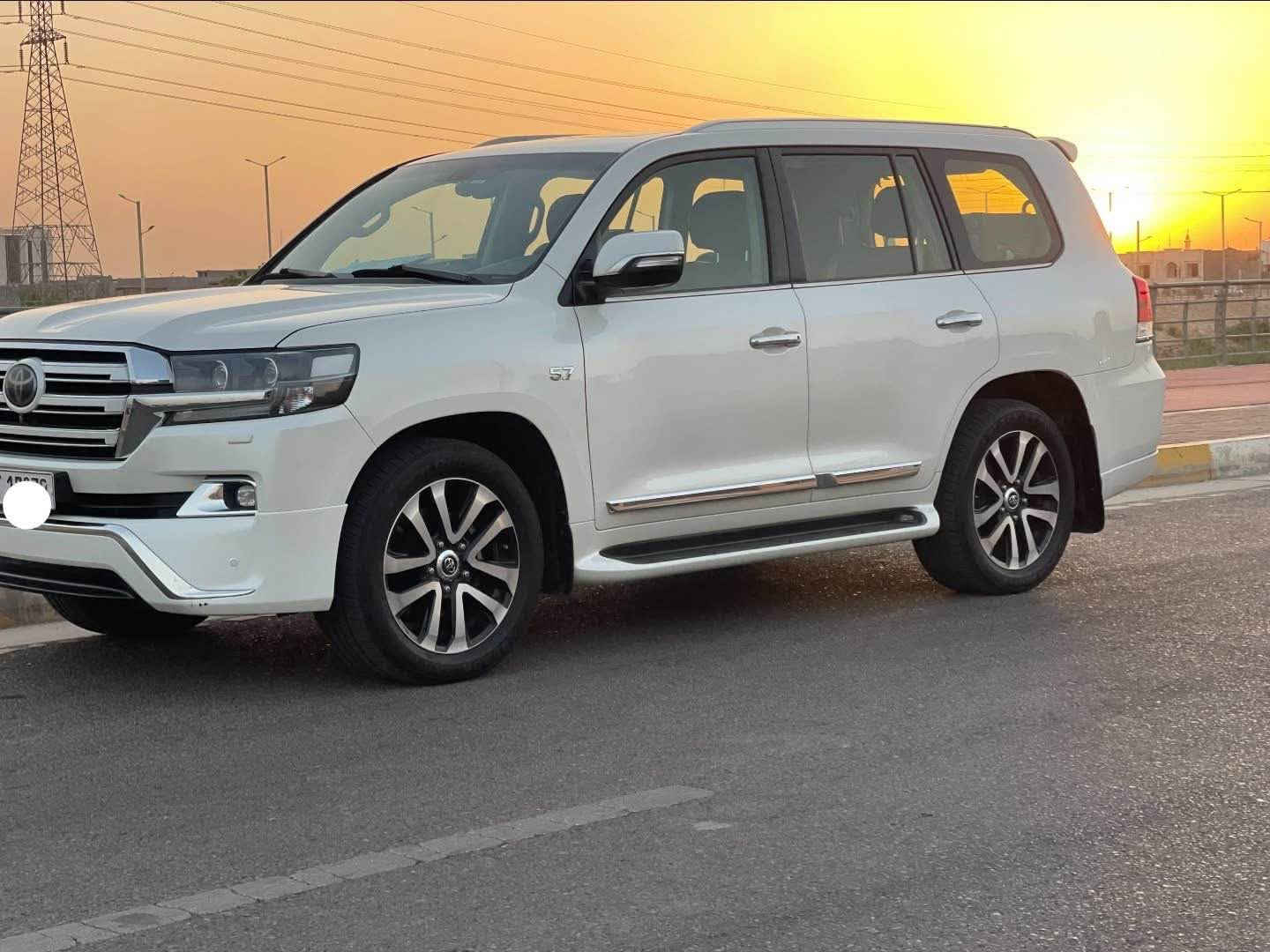 لاندكروز VXS • ٢٠١٨ • ماشي ١٣٠ ألف