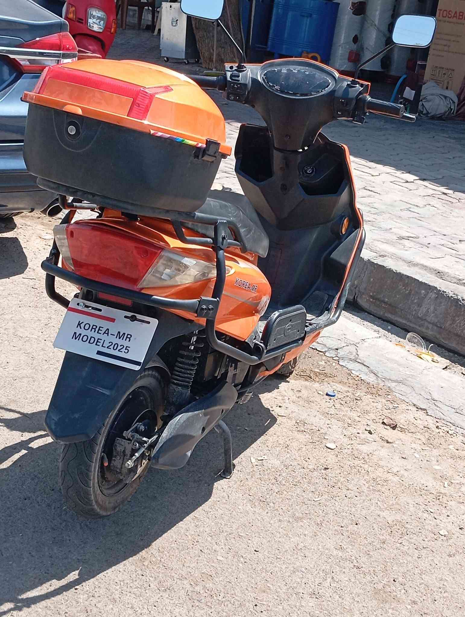 سلام واعليكم دراجه للبيع شحن لون مميز برتقالي مشمشي 🍊موديل 25 دراجه نوع كوري 🇰🇷 سكنس ست 6 بطاريات 🔋3 نمر سرعتهه 135 معدلهه بلمشي 125 تمشي دراجه كفاله عامه من كهربائيات ومن بطاريات ومن شحن مكاني ديالى شهربان ابو رهف الربيعي  ***********
