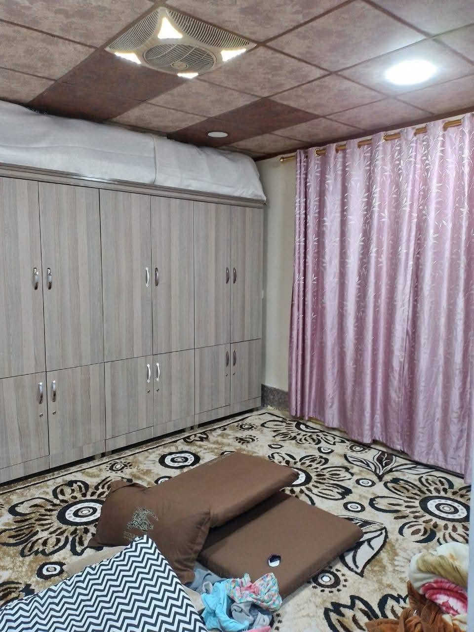 بيت للبيع يوسف بيك مساحه250متر مربع مبني 2مشتملات عدد غرف نوم3
استقبال 
هول خطار 2
مطبخ2حاربارد
 حمام صحيات2
كاشي سيراميك سقف ثانوي
ماء خطوط بئر +مشروع 
كراج سياره جبير بي السعر 52مليون وبي مجال رقم الهاتف***********
