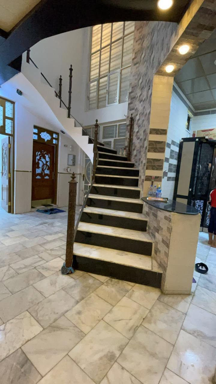 ## 🏛️ مكتب أملاك أبي غرق للعقارات 
🏛️

### ✨ عـــرض جـــديـــد: دار 
للبيع (بناء حديث) بسعر ممتاز ✨

يعلن **مكتب أملاك أبي غرق** عن توفر دار للبيع (طابق واحد) ببناء حديث وموقع متميز وقريب من الخدمات.
### 📐 تفاصيل العقار العامة:
 * **المساحة:** 150 متر مربع.
 * **عدد الطوابق:** طابق واحد (بناء حديث).
 * **سند العقار:** طابو مُلك صرف (جاهز للتحويل).
 * **السعر:** 130 مليون دينار (قابل للتفاوض).
### 📍 الموقع:
 * **أبي غرق** - حي الحسين - بالقرب من المدرسة الصينية (قبل الضغط).
### 🚪 التقسيم الداخلي والخارجي:
 * 🔹 غرفة نوم
 * 🔹 غرفة استقبال
 * 🔹 هول داخلي
 * 🔹 مطبخ
 * 🔹 صحيات داخلية وخارجية
 * 🔹 كراج سيارة + حديقة
### 🛠️ خدماتنا الإضافية (مقاولات عامة):
> 🏗️ **يتوفر لدينا كادر مختص ومحترف في أعمال البناء، الترميم، والمقاولات العامة.**
> 📞 للاستفسار عن أعمال البناء والترميم، يرجى الاتصال على الرقم: ***************
> 
### 📢 لأصحاب الأملاك والراغبين بالتسويق:
> 💡 **مستعدون لنشر وتسويق كافة العقارات (بيوت، أراضي صرف، وأراضي زراعية). إذا كان لديك عقار ترغب في بيعه، يسعدنا استقبالك في موقعنا.**
> 
### 📞 للاستفسار والتواصل (البيع والشراء):
يمكنكم زيارة موقعنا:
📌 **مكتب أملاك أبي غرق** / الكائن في بداية شارع الإمام.
أو الاتصال بنا مباشرة عبر الأرقام التالية:
📱 ***************
📱 ***************
أهلاً وسهلاً بالجميع 🤝
