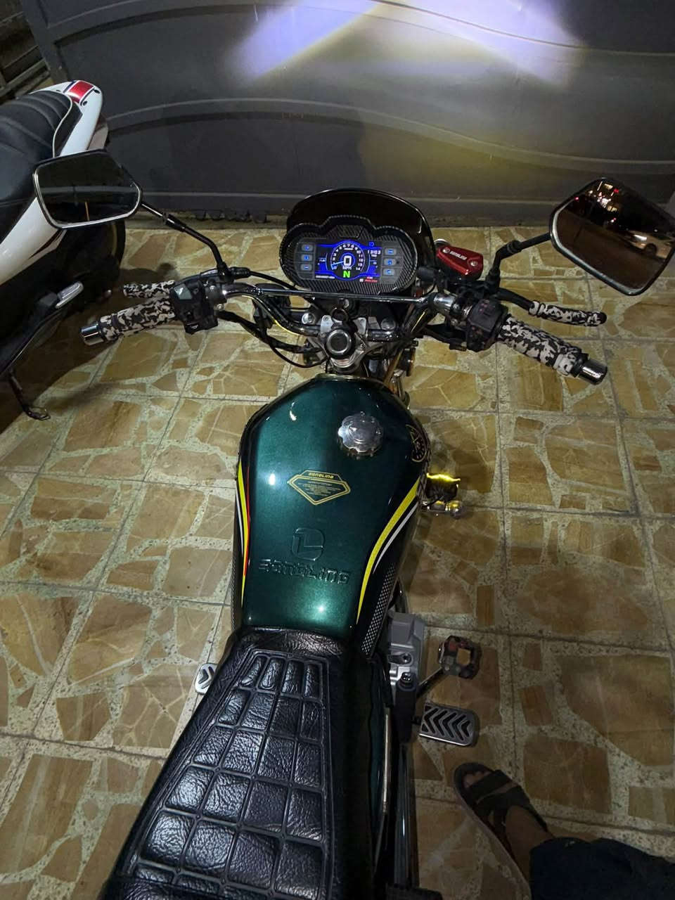 السلام عليكم 

🏍️ للبيع دراجة إيراني نظيفة جداً 🏍️

✨ موديل 2025 – شكل 2026، نازلة 2026
🔹 مكينة 200cc حقيقي أم العينة
🔹 الماكينة سوبر + تبريد للمكينة
🔹 شاشة أم تعرض
🔹 مكفولة كفالة عامة
🔹 الدراجة حلوة ومرتبة ونظيفة جداً
🔹 كاملة ومتكاملة وما ناقصها أي شي
🔹 جاهزة للاستخدام وما تحتاج أي صرف

💰 السعر 950 ألف دينار وبيها مجال للجادين

📍 المكان: بغداد – العامرية
📞 ***********

🔥 دراجة نظيفة ومرتبة، واللي يشوفها على الطبيعة يعرف قيمتها.
