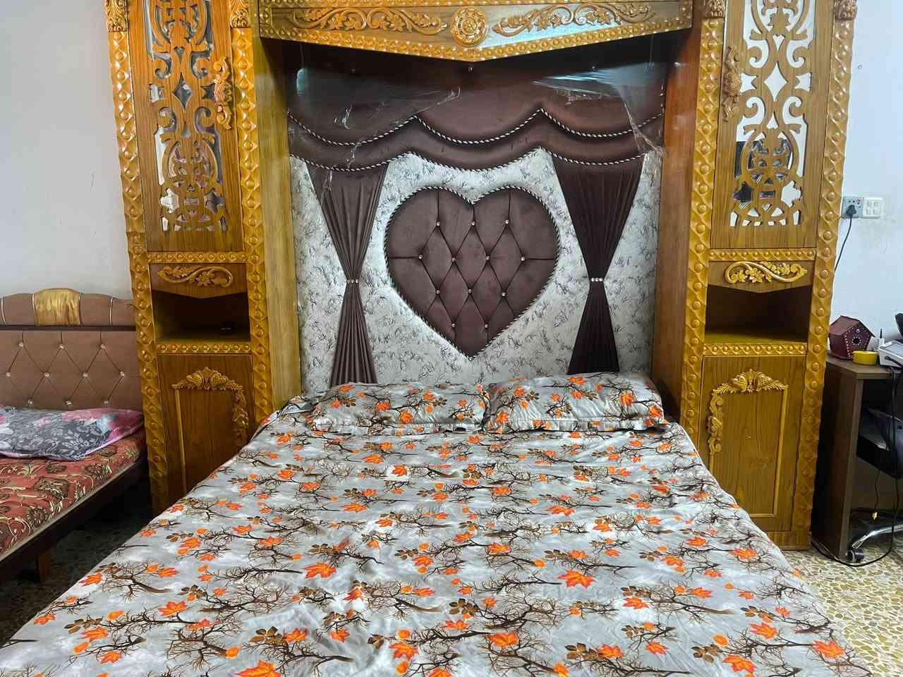 السلام عليكم
 غرفه نوم خشب مستعمله
 جديده ونظيفه مستعمله فقط ٣ اشهر
 ٥ قطع
 سعرها مليون و٣٠٠ وبيها مجال 
للاستفسار ***********
