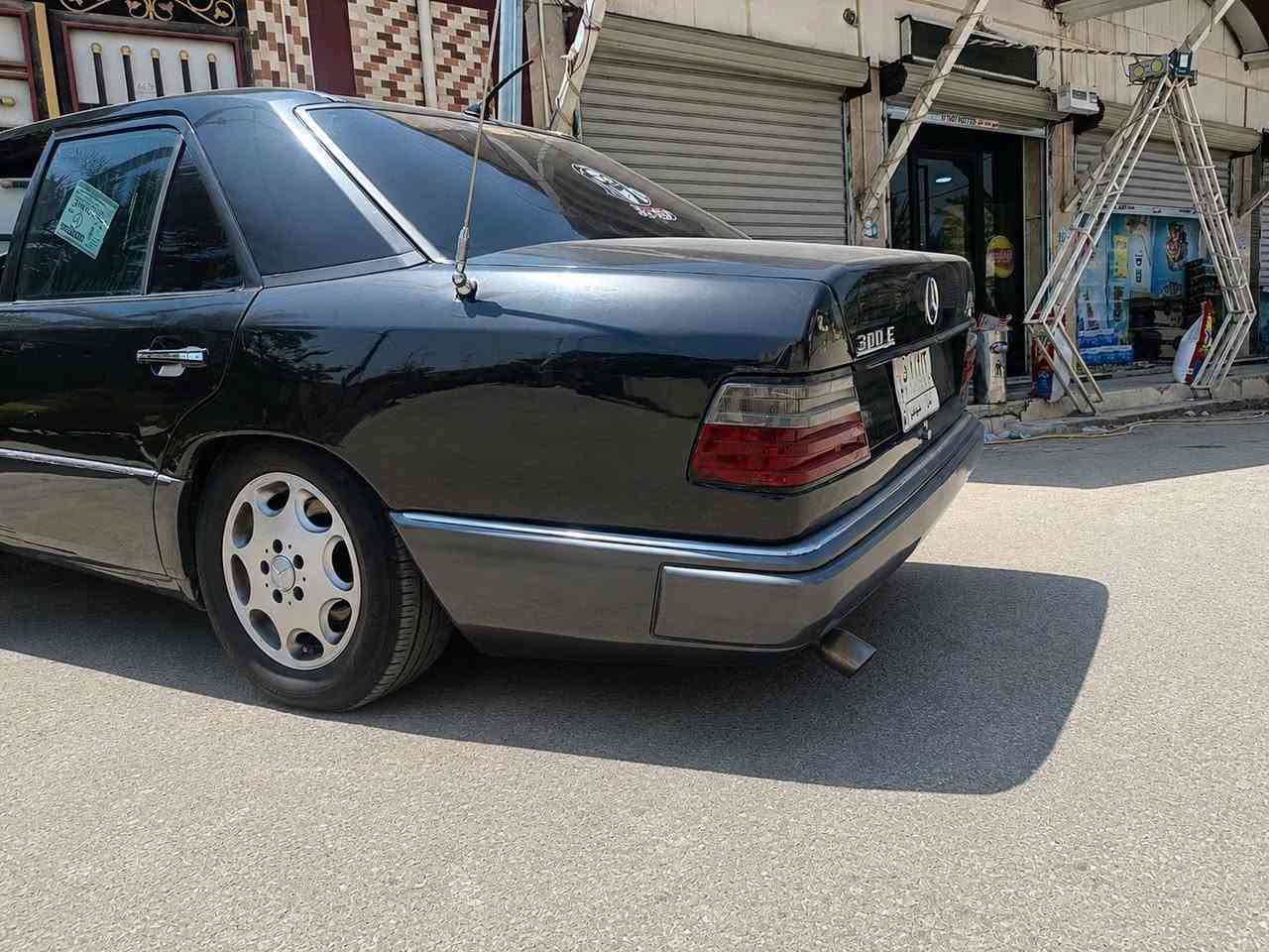 السلام عليكم مرسدس  دب للبيع رقم بابل  موديل 91 جاهزه تخم تاير حداديه صبغه جديده اثر جراد  كير ومكينه VVT 3000 منضومه زنون عالي ناصي تبريد شغال تخم تاير جديد  والسياره مثل ماتشوف بصوره نضافتها المكان ديوانيه قضاء المهناويه السعر 52  موبايل ***********
