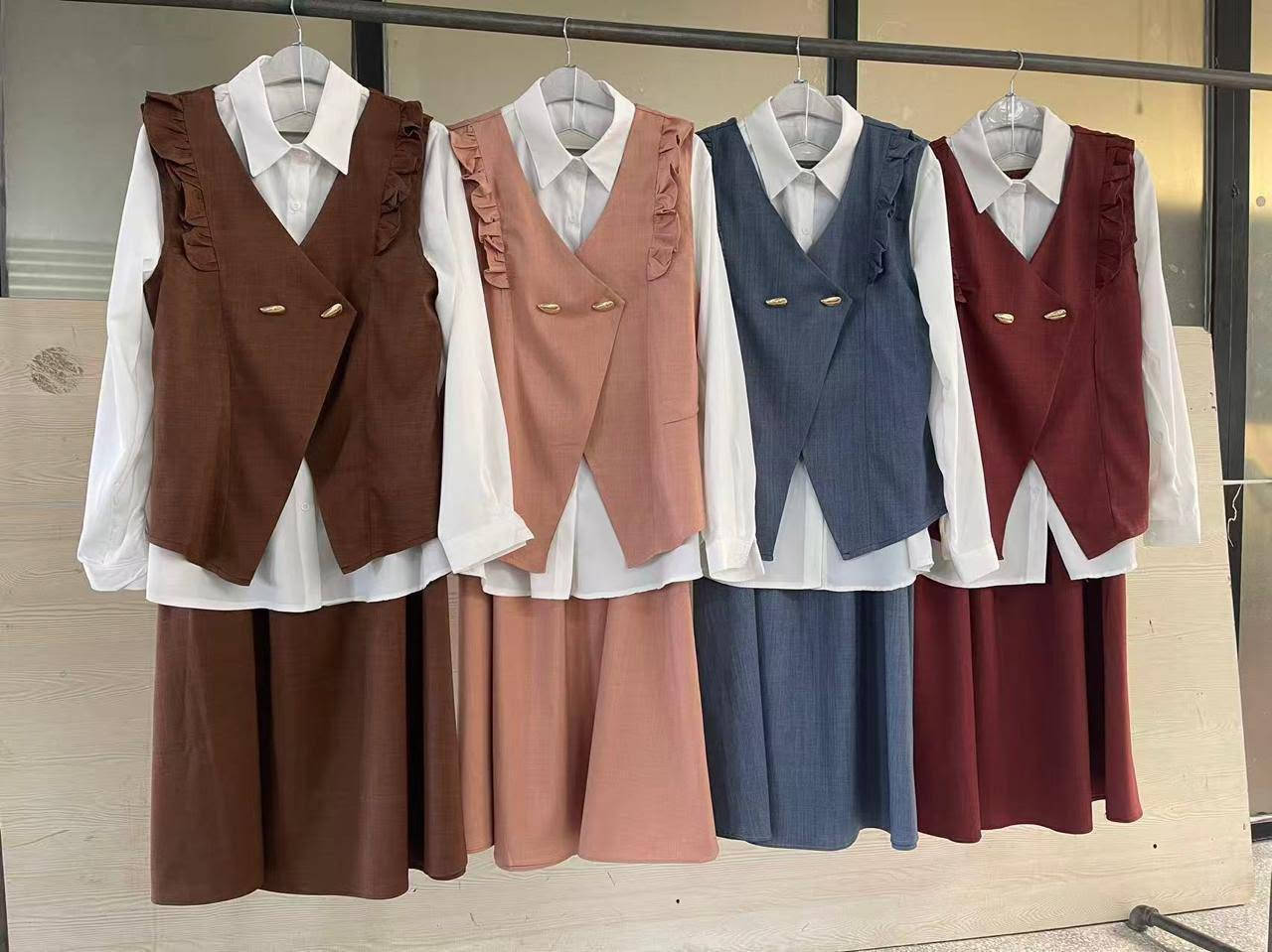 ✨ طقم جامعي 3 قطع ✨
تنورة + قميص + يلك 👗
متوفر بـ 3 موديلات أنيقة وبألوان جميلة 🌸
💰 السعر 45 ألف فقط مع التوصيل 
📍 متوفر لدى أزياء عسولة 🛍️
للحجز والاستفسار ***********
#يوجد_لدينا_خدمة_توصيل_لجميع_المحافظات
