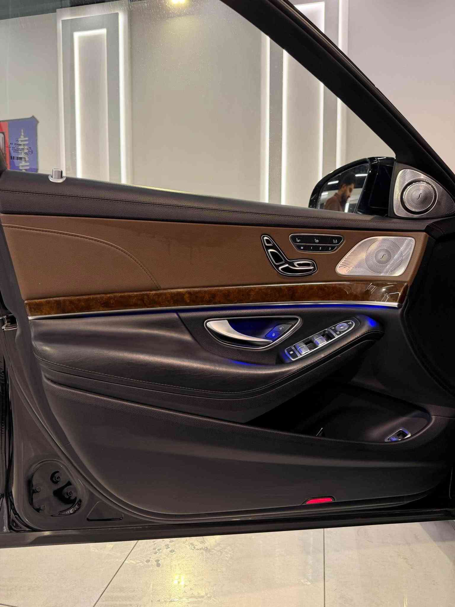 السلام عليكم
للبيع Mercedes S500 2014 وارد الماني كلين تايتل
سعر/ 380$ ورقه بيها مجال لطيبين 
مكينه 8 سلندر (4فصوص) 
بانوراما ٥ بردات ٤ كامرات حساسات 360 اوتو بارك رادار امامي رادار خلفي نقطه عمياء كشن تدفئه و تبريد كشن يفتر ويه لستيرن قياده اليه ثلاجة خلفيه عطر بجكمجة شاشات خلفيه بصمه ابواب بصمه تشغيل جكات تنزل وتصعد كشن خلفي مفصول vipداخل لدات ٧ الوان جنطه كهرباءكشنات خلفيه كهرباءداخل جلد ابيض (اصل)ماشيه 123  الف کیلومتر
للاستفسار: *********** whats app أربيل, العراق
