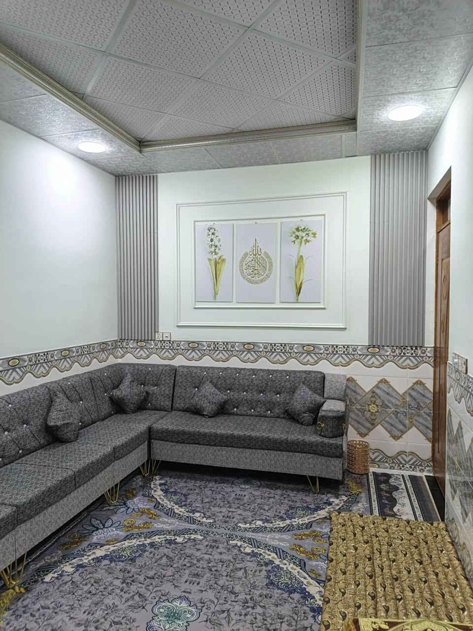 🏠 للبيع مشتمل سكني 
📐 المساحة: 100 متر

🏡 الدار مكوّنة من 3 طوابق وتحتوي على:

🔹 صالة  استقبال واسعة

🔹 مطبخ

🔹 4 غرف نوم

🔹 3 صحيات داخلية 🚿

🔹 1 صحية خارجية

🔹 بناء 3 طوابق

🔹 تصميم مناسب للعائلة واستغلال ممتاز للمساحة

📍 الموقع:  الجبيريه الثالثة قرب جامع باب الريان 

📞 للاستفسار والتواصل معي صاحب الدار : 
***********
أو التواصل على الخاص
