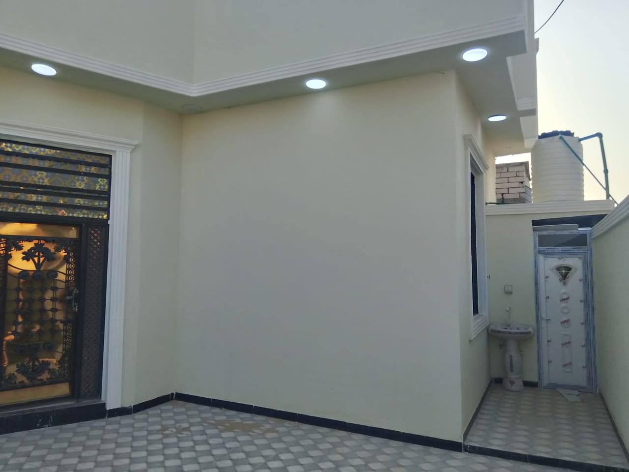 سلام عليكم 
يعلن مكتب عقارات الأصدقاء 
عن وجود بيت للبيع 
العنوان البصره ابو الخصيب حي العسكري شارع المحكمه 
جنس العقار طابو زراعي عراقي 
المساحه 200م
يحتوي البيت على كراج + ديوانيه + مطبخ + 2 غرف نوم + صحيات داخليه وخارجيه 
السعر 100 مليون وبي مجال 
للأستفسار اتصل على الرقم 
(***********)
