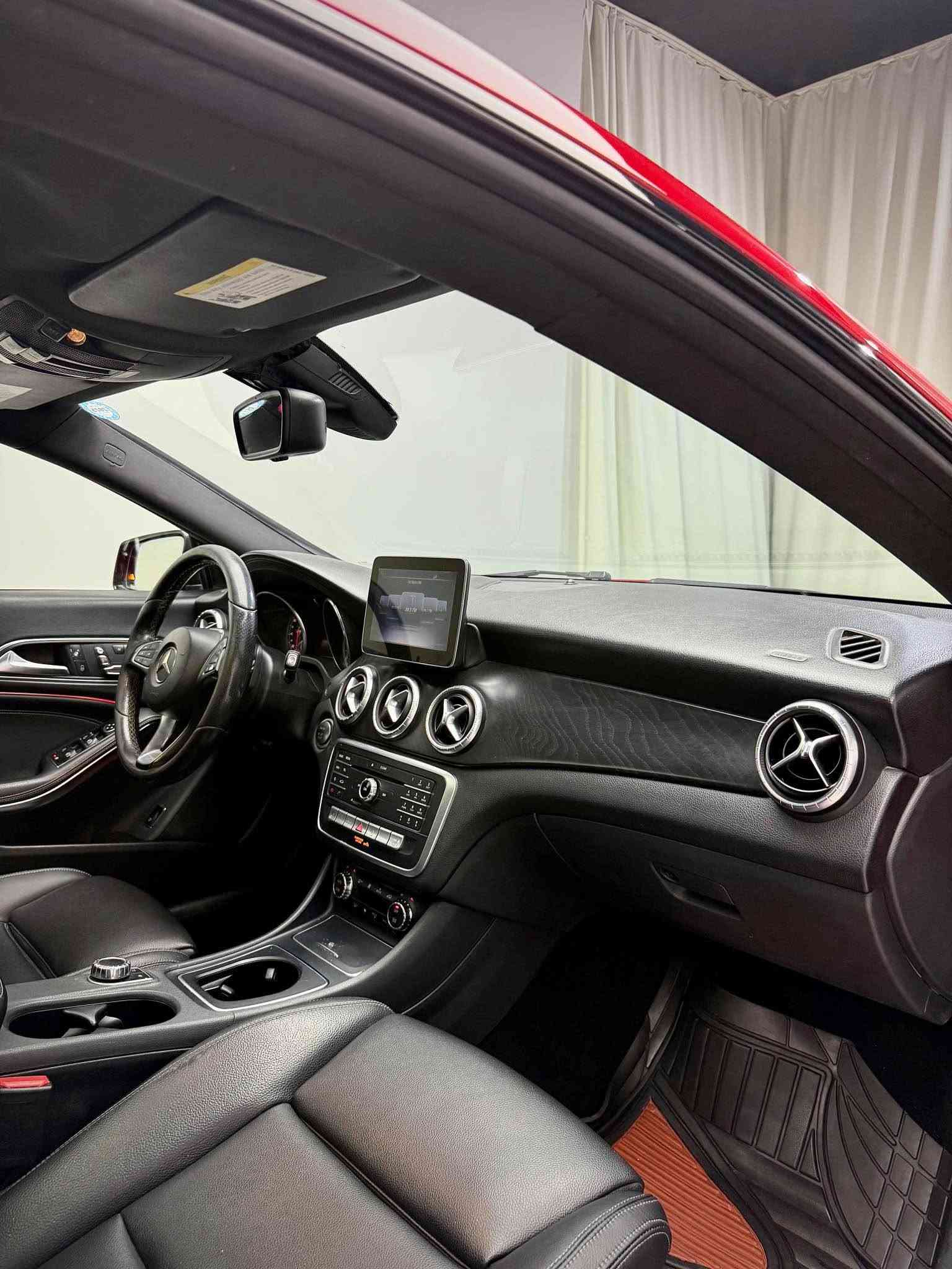 ‏Mercedes benz CLA250 2018
مواصفات (فتحة سقف بانوراما -و حساسات ٣٦٠ درجة-شاشة-كاميرة-خلفية - ابواب و تشغيل بصمة)
ماشية 88,000 ميل فقط
ضرر السيارة واحد قطع و نص صبغ 
بدون دواخل ارباك بشرط سليمه
السيارة كلش حلوة و نظيفة 
مكفولة من كير و محرك وكهربائيات
سعر:- (139$) 💰ورقة 
مكان:-🛣️اربيل
رقم :-📞(***********) أربيل, العراق
