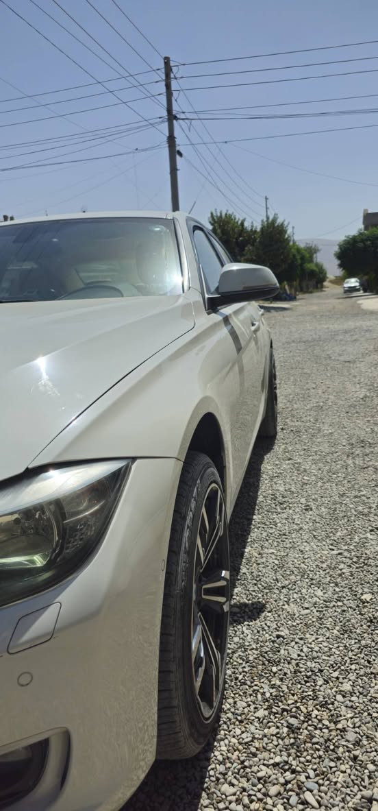 bmw 318i
سەیارەکە سفری ئێرەیە شەریکە عروشە 
 
مۆدیل 2016 
سەیارەکە دووپارچەی  بۆیاغە  بێ ژوورێ و بێ ناوگرتن چەملەغی لای سەیاق و بۆنیتی گۆڕاوەبۆ سپۆرت 
چوارتاییەی لۆکی لەژێرە 
ویلی سپۆرتی بۆ بەستراوە بێ کێشەیە
سەیارەکە پێشو پشتی عاسەیە و هەموویان کاردەکەن
سێ مۆدی لێخوڕینی هەیە 
سپۆرت و ئیکۆ و نۆرماڵ
سەیارەکە سێ گێڕە ئۆتماتیک و عادی و سپۆرتە 
گێڕە عادیەکەی 8 گێڕە 
تحدید سورعەیە 
سەیارەکە بەشەرتی گێڕو مەکینە
تەبرید لەسەر سویچە ساردو گەرم بێ کێشەیە 
ئاوێنەکەی دژە فوولە 
هەرچوار جامی کارەباییە 
تەحەکوماتی سەرسوکانی هەیەو هەمووی ئیش دەکات 
شاشەیەکی بێ کێشەی هەیەو هەموو شتەکانی نیشان دەدات 
وەهیچ غڕامەی لەسەر نییە تا 2027 سەنەوی نوێیە 
و بەناو خۆمەوەیە 
هیچ غڕامەیەکی لەسەر نییە 
تا بڵێی سەیارەیەکی بێ کێشەیەو کەم بەنزین دەخوات مەکینە سێپستن  دەبڵ تۆڕبۆیە
تەحکوماتی لایتەکانی لەناوەوەیەو هەمووی ئیش دەکات 
گڵۆپی تەمی هەیەو گڵۆپەکانی بێ کێشەن 
ئاوێنەکانی ئیشارەتن
دەتوانی لەدوورەوە لەڕێگایی سویچەکە جامەکانی داخەی و ئاوێنەی بخەوێنی
بۆ زانیاری زیاتر پەوەندی بکە واتس ئەپ و ڤایبەر *********** بشدار, السليمانية
