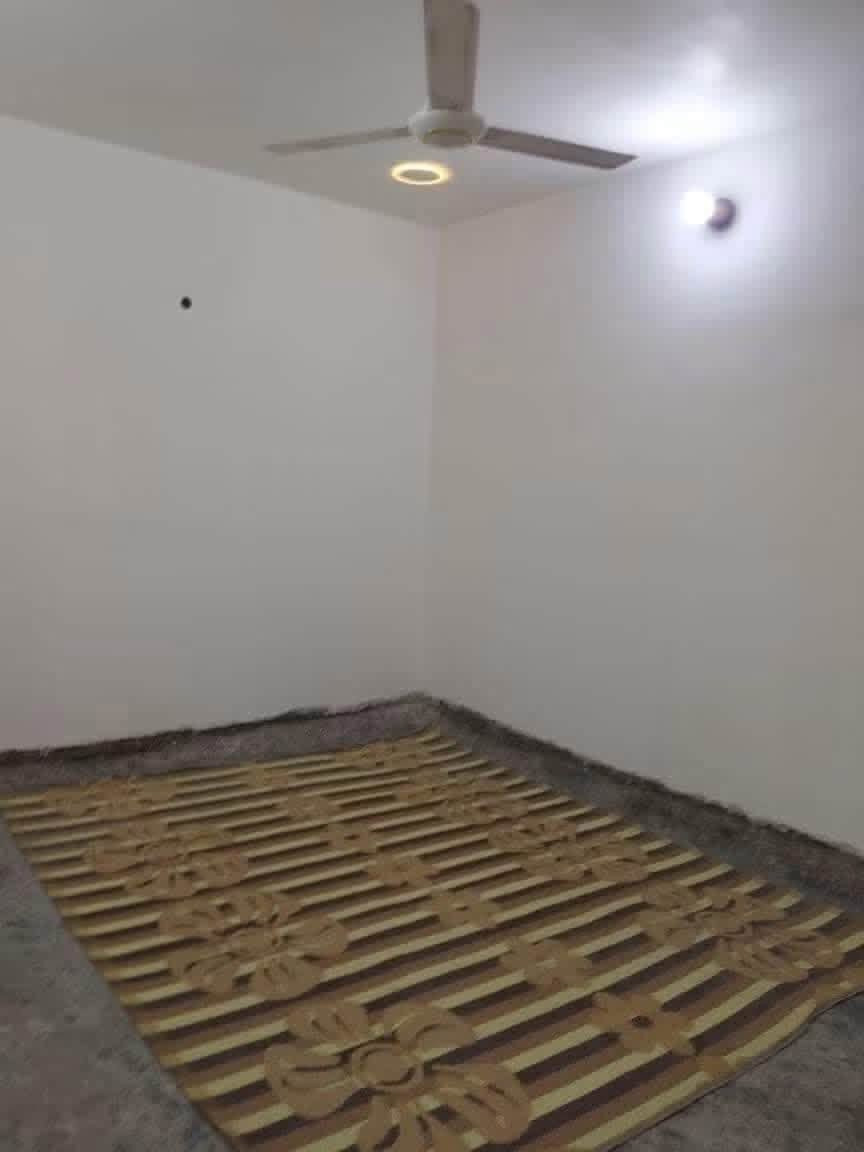 🏡 دار ركن للبيع في حي الازركية خلف جامع السراج المنير يبعد عن السدة ٣٠ م تقريباً بداية الازركية
                     📢 على بركة الله 📢
📍نوع الملك = طابو زراعي 
📍المساحة  = ٢٢٥ م٢
📍الواجهة = ١٤.٥م و النزال: ١٥.٥ م
📍 شارع : ٧ م مقابل شارع ٦م مباشرة نافذ الى السدة
📍بناء الطابق الاول طابوق والثاني بلوك

🔴مشيدات الدار من طابقين ويحتوي الطابق الاول على
غرفتين نوم وصالة واستقبال ومدخل ومطبخ وحمام وصحيات عدد/٢ وممشى جانبي ومنور 
🟢مشيدات الطابق الثاني
ثلاث غرف نوم وصالة

🟨سعر بيع العقار : ٨٨ مليون دينار مع المجال 

🟢مكتب دجلة الهندسي للعقارات حي الجولان قرب صناعة الجولان للسيارات مجاور سوبر ماركت الهلال
للاستفسار الاتصال
*********** 
 *********** 
***********
