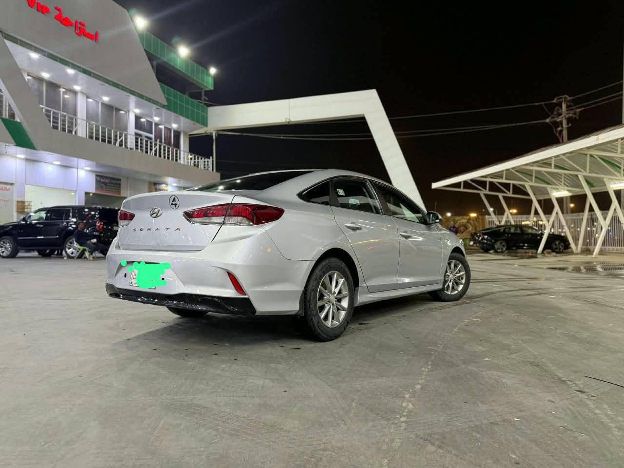 *للبيع سوناتا 2020 كوري 🇰🇷 SEL*
- *المحرك2000  بنزين - خط واحد اقتصادي
- *الماشي*: 120 الف كم 
- *المواصفات*: 
  فول ماعدا الفتحة والبصمة | كشن جلد | تدفئة كشنات | حساس خلفي + امامي | تبريد قطعتين ثلج | شاشة اندرويد | كاميرا خلفية | لايت زينون | لد نهاري | ويل كب 18 | تحكم ستيرن | *مثبت سرعة* | *مرايات شفط* | 
- *الحالة*: استخدام شخصي - سيارة بيت نظيفة جداً 
- *هزة جديدة* + *رقم بصرة انكليزي جديد. بأسمي 
- *ملاحظة*: مدكر امامي مصبوغ تجميلي من كوريا فقط بدون تبديل + ضربة بسيطة بقبق الجنطة
- *الاضافات*: تخم تايرات جديدة 100% كوري + بطارية جديدة
- *السعر*: 150 ورقة مجال بسيط 
- *المكان*: البصرة - قضاء الدير - ناحية النشوة 
- *للاستفسار ***********
