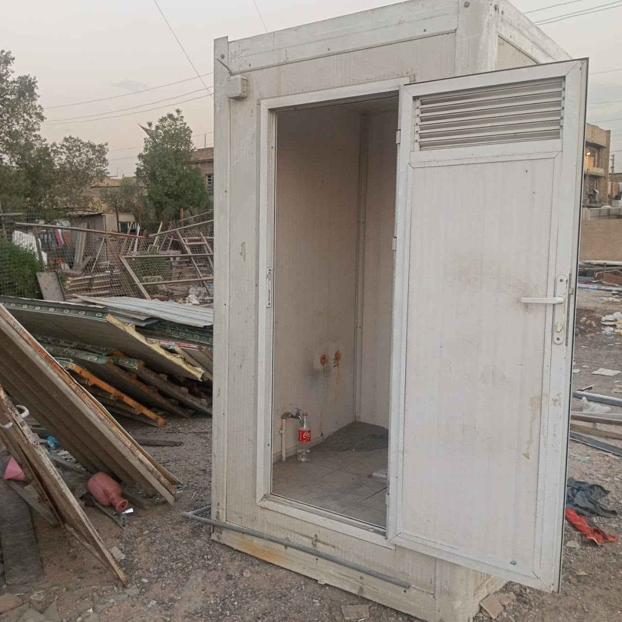 للبيع: صحيات متنقلة (WC) جاهزة - شغل أمريكي أصلي
​النوع: حمام / تواليت متنقل (WC) كرفان.
​المواصفات: صنع أمريكي (عالي الجودة ومتين)، جاهز للاستخدام.
​الحالة: مستعمل بنظافة ممتازة وبناء قوي.
​المميزات: باب ألمنيوم محكم مع شبك تهوية، هيكل قوي يتحمل الظروف الجوية، مناسب جداً للمواقع الإنشائية، المزارع، أو الحدائق والمشاريع.
​الموقع: [بغداد / الدورة ]
