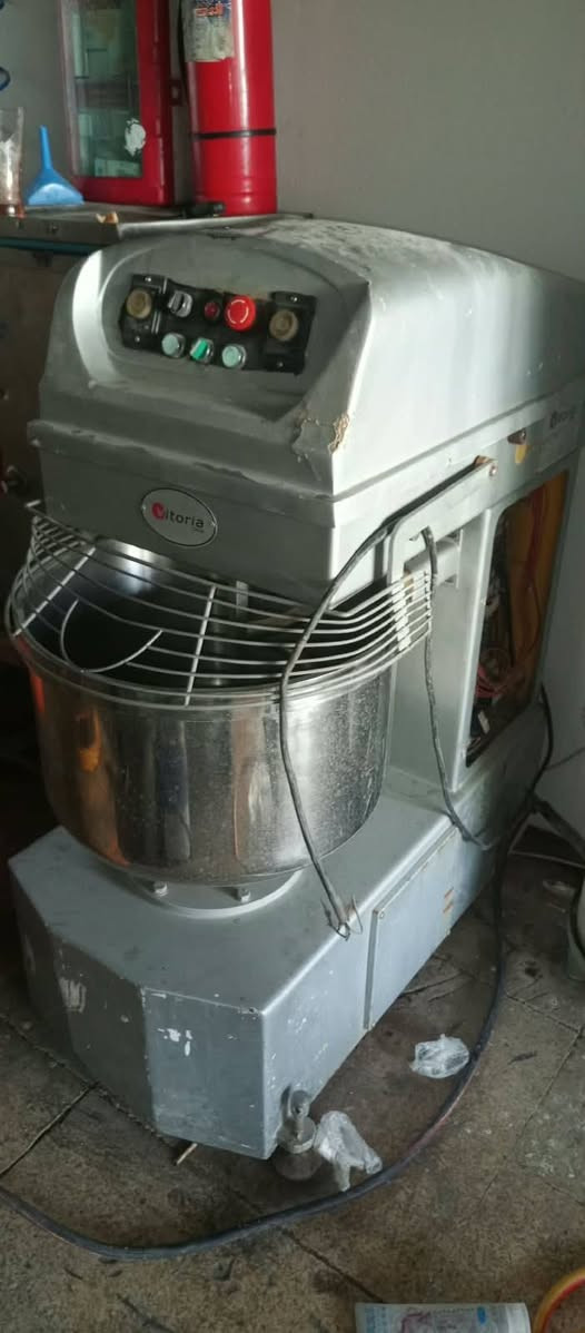 للبيييع👇👇👇 

فرن ثلاث طبقات نزال 90*130 شرط النظافة والشغل
النظافة 80 /100🛖🛖🛖 

و عجانة لولبي 50لتر شرط النظافة والشغل🫓🥯🍕🥨🧇 

للاستفسار الاتصال على الأرقام📞 

***********&***********📲 

ورشة الموصلي لبيع وشراء وتصليح معدات الأفران والمخابز والحلويات🥐🥖🥜🍕🥯🥨🥨 

زورونا تجدون كل ماتحتاجون🤝🤝🤝 

اساس عملنا الصدق والامانه💯 

العنوان🌍 الموصل صناعة الأيسر مجمع رينو خلف المعارض الجديد
