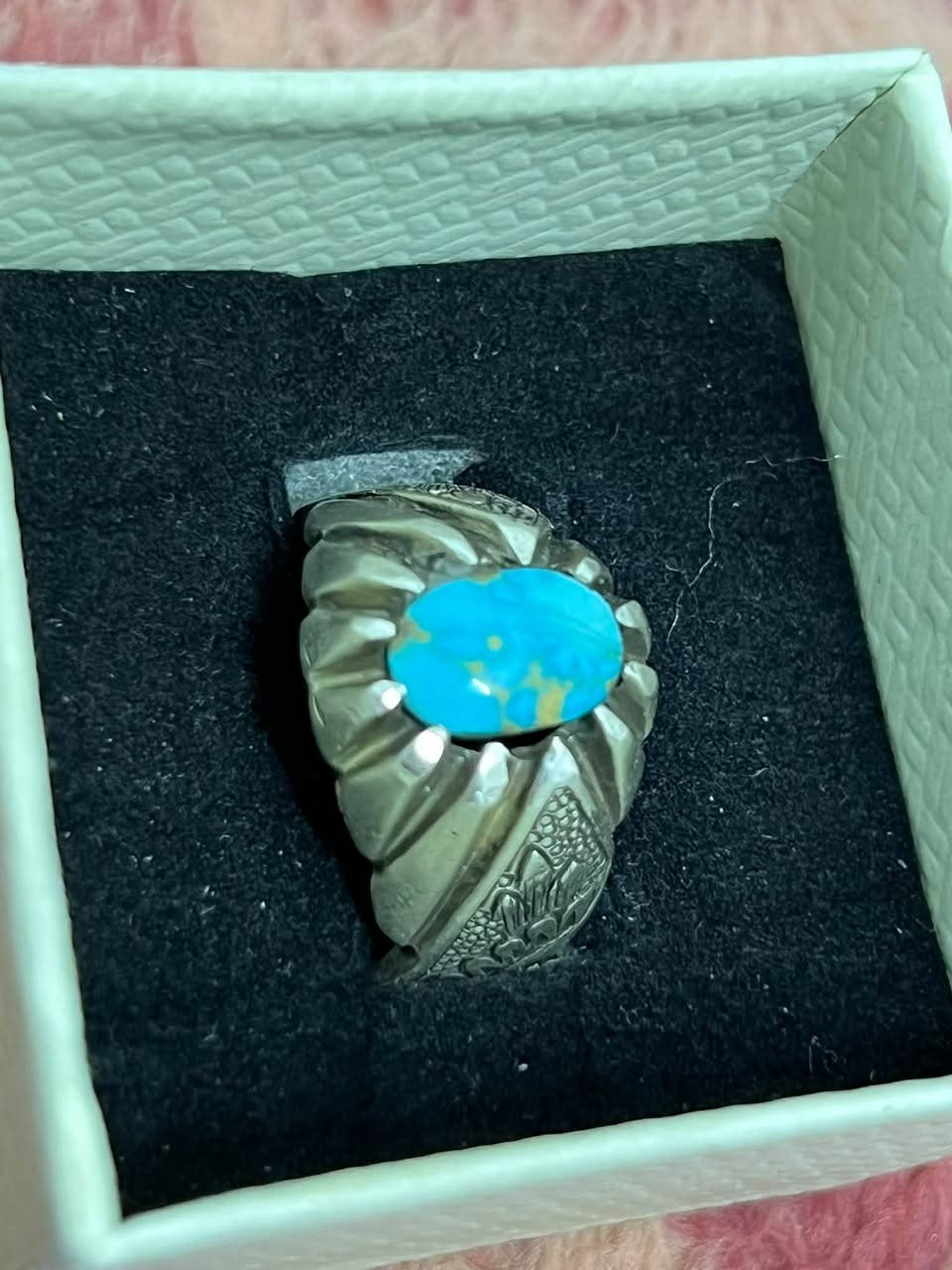 💎خاتم من الفيروز النيشابوري الطبيعي بعروق ذهبية مميزة 
💍 صياغة يدوية فاخرة بالكامل قلمزني نقش بالفضة بيد المبدع الأستاذ الكبير ( پاكباز ) مشهد المقدسة 
🪬فضة عيار ثقيل 950
***********
