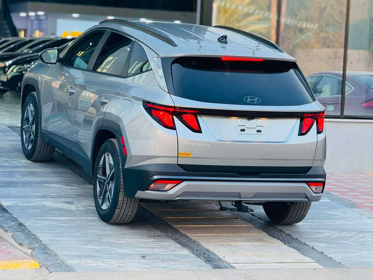 سلام عليكم للبيع فقط — بدون مراوس
🚙 هونداي توسان 2025 وارد أمريكي 🇺🇸

🔹 المواصفات: SEL
🔹 بصمة + تشغيل عن البعد
🔹 شاشة ديجتال
🔹 صندوق كهربائي
🔹 عداد إلكتروني
🔹 3 رادارات وقياده ذاتي
🔹 توقف ذاتي واوتو هولد
🔹 وغيرها هواي من المواصفات ✨

📌 الممشى: 2 ميل فقط
يعني السيارة زيرو جديده جدا.

🛠️ الحادث:
باب خلف السائق بيه صبغ بسيط فقط
✅ بدون  دواخل بدون ايرباك كله بشرط وبيها PDR  موضح بالكامل بالسونار
✅ السيارة نظيفة وكلش حلوة وجديدة
✅ غراض الشركة كاملة وياها

🔧 الحالة:
بجم خلفي كبس
❌ بدون إيرباك**:**
رقم كاتي — يترقم شمالي فقط
📑 السونار + رقم الشاصي مرفقين بالصور

💰 السعر: 215 ورقة
🔸 مجال بسيط

📍 مكان السيارة: ديالى / خانقين
🏢 معرض الحاج أركان ويس

📞 للاستفسار:
***********
