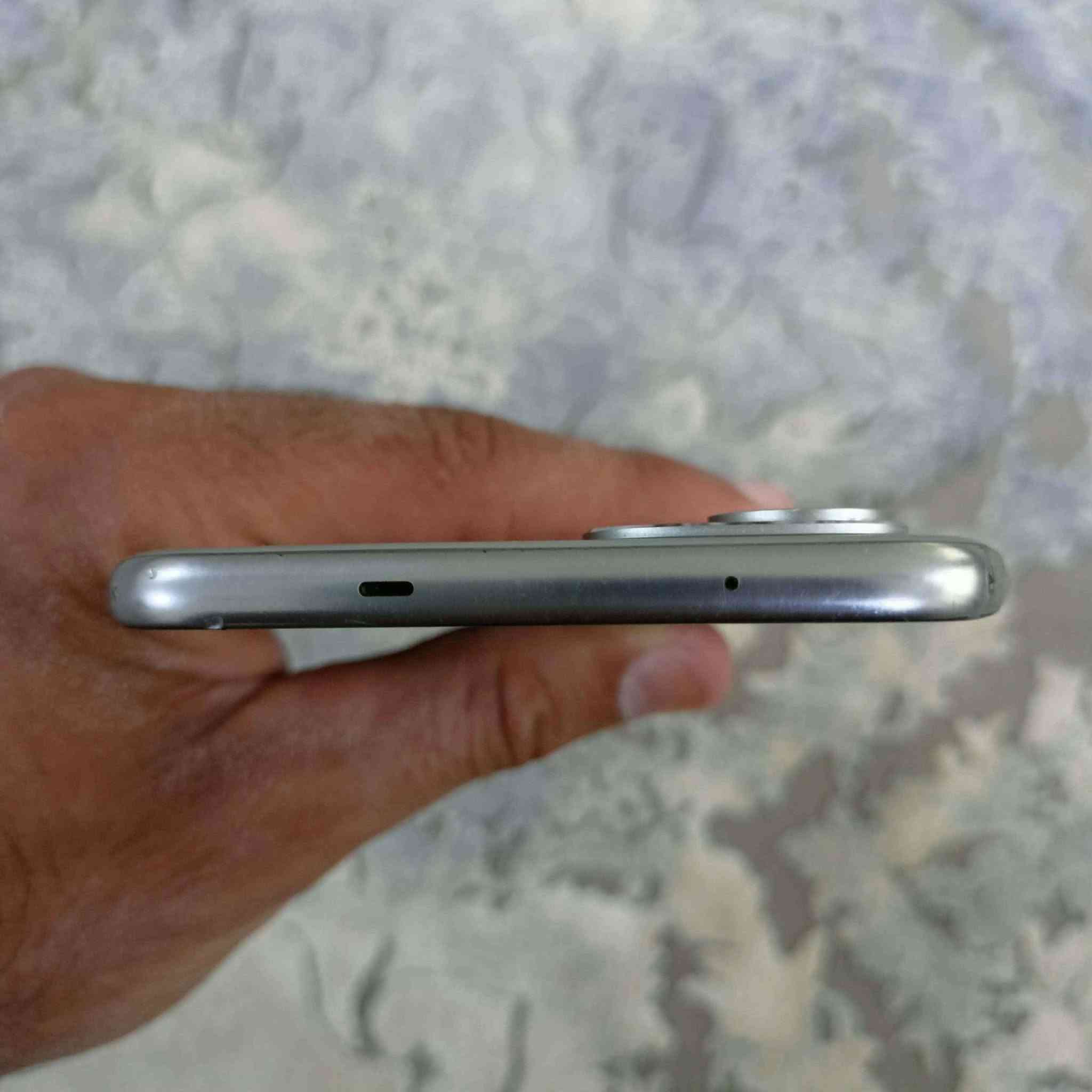 Tecno Spark 40 Pro+
کارتۆن و کامل ئەشیای لەگەڵە
بە زەمانی هەموو شتێک
ڕێژەی خاوێنی %97تە پێش و پشتی خاوێنە تەنها کەمێک ئیتاری کاڵبوونەوەی هەیە
ڕێژەی باتریەکەی لە %98تە
ڕام:- 8 گێگابایت
زاکیرەی:- 256 گێگابایت

نرخ:- 230 هەزار و کەمێک مەجال
ژ.م:- ***********
گەیاندن هەیە بۆ هەموو شارەکان حلبجة, السليمانية
