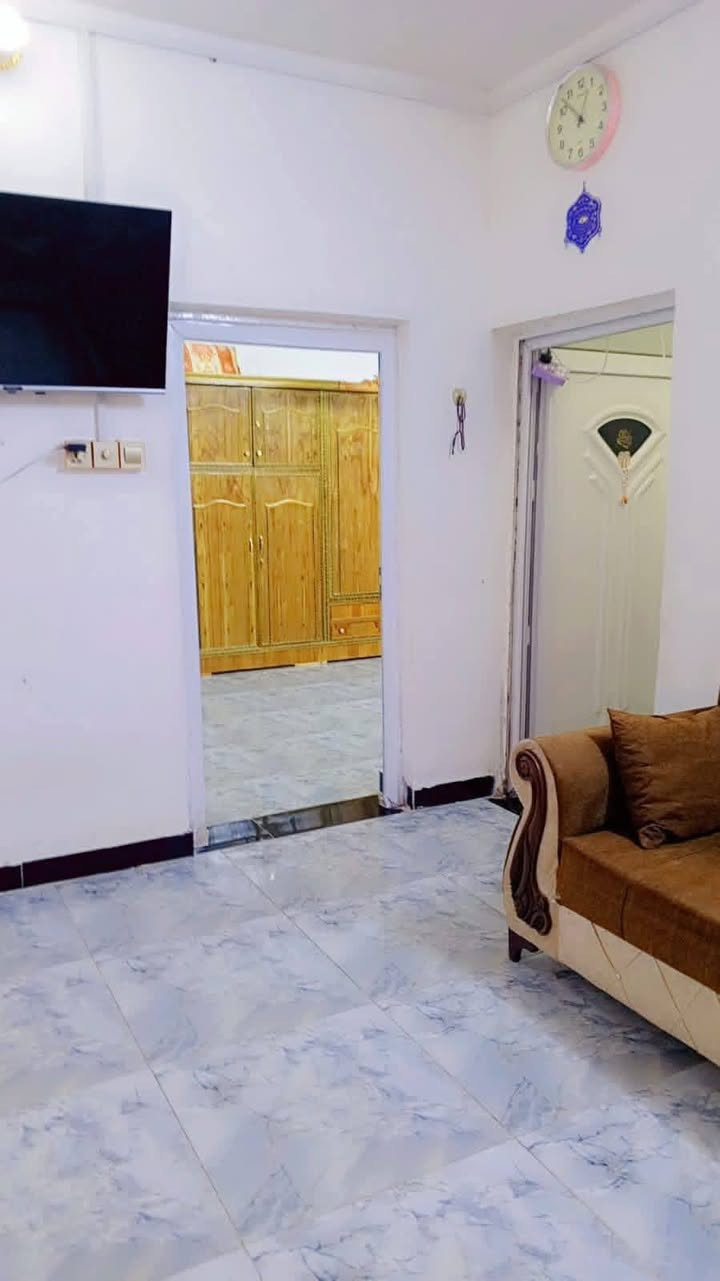 🏡 دار سكن راقي للبيع (طابو صرف)
📍 الموقع: حي الشرطة 
📏 المساحة: 100 متر مربع
🏗️ التصميم: طابقين (عگادة)، نظيف وممتاز جداً وجاهز للسكن الفوري.
​✨ تقسيم البيت من الداخل:
• 🚪 استقبال منفصل للضيوف
• 🛋️ صالتين معيشة واسعة
• 🛏️ 3 غرف نوم مرتبة
• 🍳 مطبخ عملي
• 🚿 صحيات داخلية وخارجية متكاملة
• ⚡ الخدمات: المنطقة خادمة ومكتملة بكل الخدمات الأساسية.
​💵 تفاصيل المصرف:
• الدار مطلوب 72 للمصرف العقاري 
• القسط الشهري: 330 ألف دينار عراقي فقط!
​📞 للتواصل ومعرفة السعر باليد:
اتصل الآن أو راسلنا على الأرقام:
📲 ***********
📲 ***********
​💬 اضغط (لايك) وعلق بـ (تم) وتوصلك كل التفاصيل فوراً!
​🏢 مكتب دبي للعقار والمقاولات العامة
