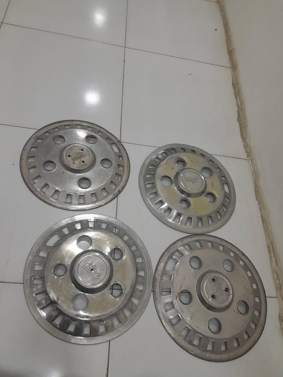 السـلام عليـكم
عندي كبات كوستر للبيع 
ستيل
السعر 100وبيها مجال بسيط
***********
