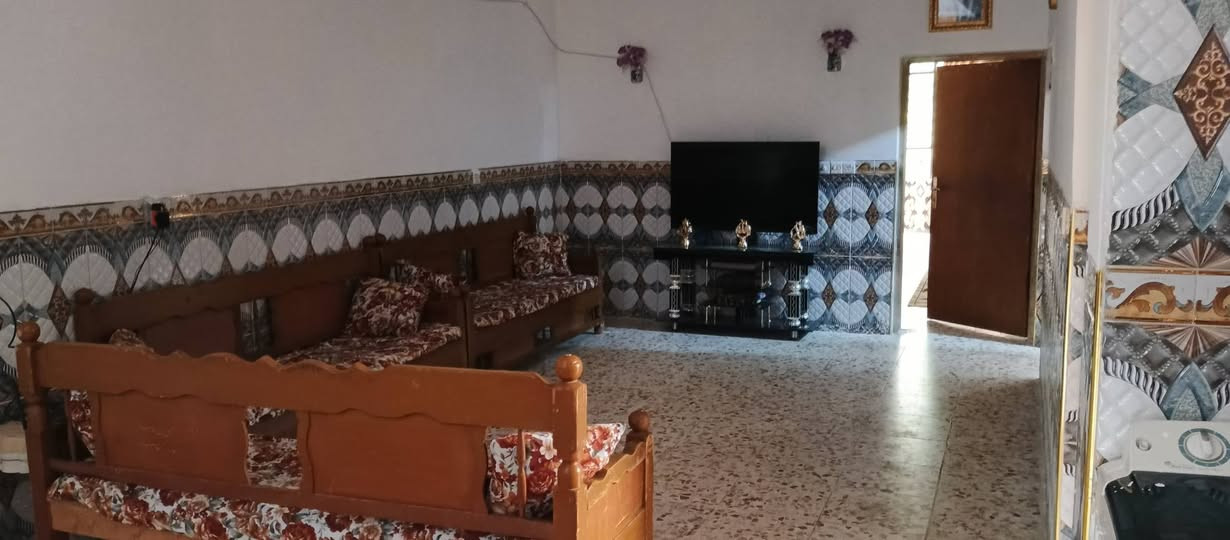 السلام عليكم بيت للبيع في قرية طالب العلي مساحة 700 واجهة 10 بي 5 غرف نوم ستقبال مطبخ صحيات خدمات ماء كهرباء تبليط كاملة مراجعة ***********
