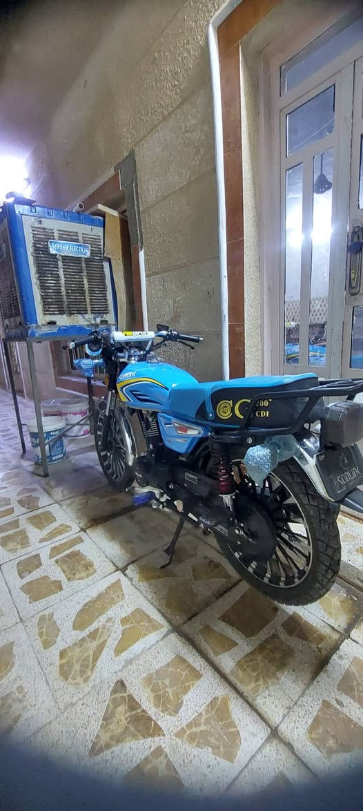 سلام عليكم دراجة سيفان سولنك موديل 2025 دراجة زيرو زيرو زيرو ماشية 3 الف متر دراجة كفالة من برغي للبرغي مكاني تكريت حي الجمعية *********** السعر 950 وبيهة مجال محرك 200cc اسود
