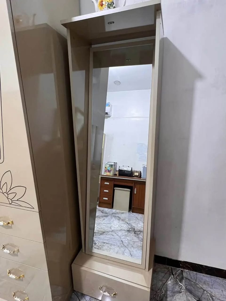 سلام عليكم غرفه نوم تركيا البيع مستعمله قليل 
سعر 900وبيها مجال 
الموقع بغداد الكماليه شارع جامع
الستفسار ***********
