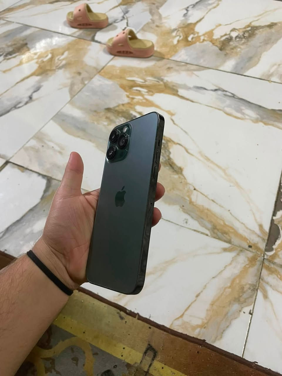 للبيع: جهازين ايفون*
*1. ايفون 13 Pro Max*
- *الذاكرة*: 512GB
- *البطارية*: 80%
- *اللون*: الزيتوني
- *الشاشة*: مستبدلة تجاري - اللمس ممتاز
- *الكامرات*: مستبدلة بس كلها شغالة 100%
- *الشغال*: اتصال ✅ سيم كارت ✅ فيس ايدي ✅ واي فاي ✅
- *الحالة*: كله مكفول. تجي تفحص على راحتك
- *السعر*: 400 ألف وبي مجال بسيط

*2. ايفون 12 Pro*
- *الذاكرة*: 128GB
- *البطارية*: 82%
- *اللون*: الذهبي
- *النسخة*: شرق اوسط AAA ماستر
- *الشاشة*: مستبدلة تفصيخ شرط تفصيخ
- *الحالة*: كله شغال اتصال ✅ سيم كارت ✅ فيس ايدي ✅ كامرات ✅ بدون عطل
- *ملاحظة*: تجي تكلب على راحتك. يرهمن مراوس او بيع
- *السعر*: 300 ألف وبي مجال

*للتواصل واتساب*: ***********
*المكان*: بغداد - مدينة الصدر
*ملاحظة*: ماكو توصيل

---
