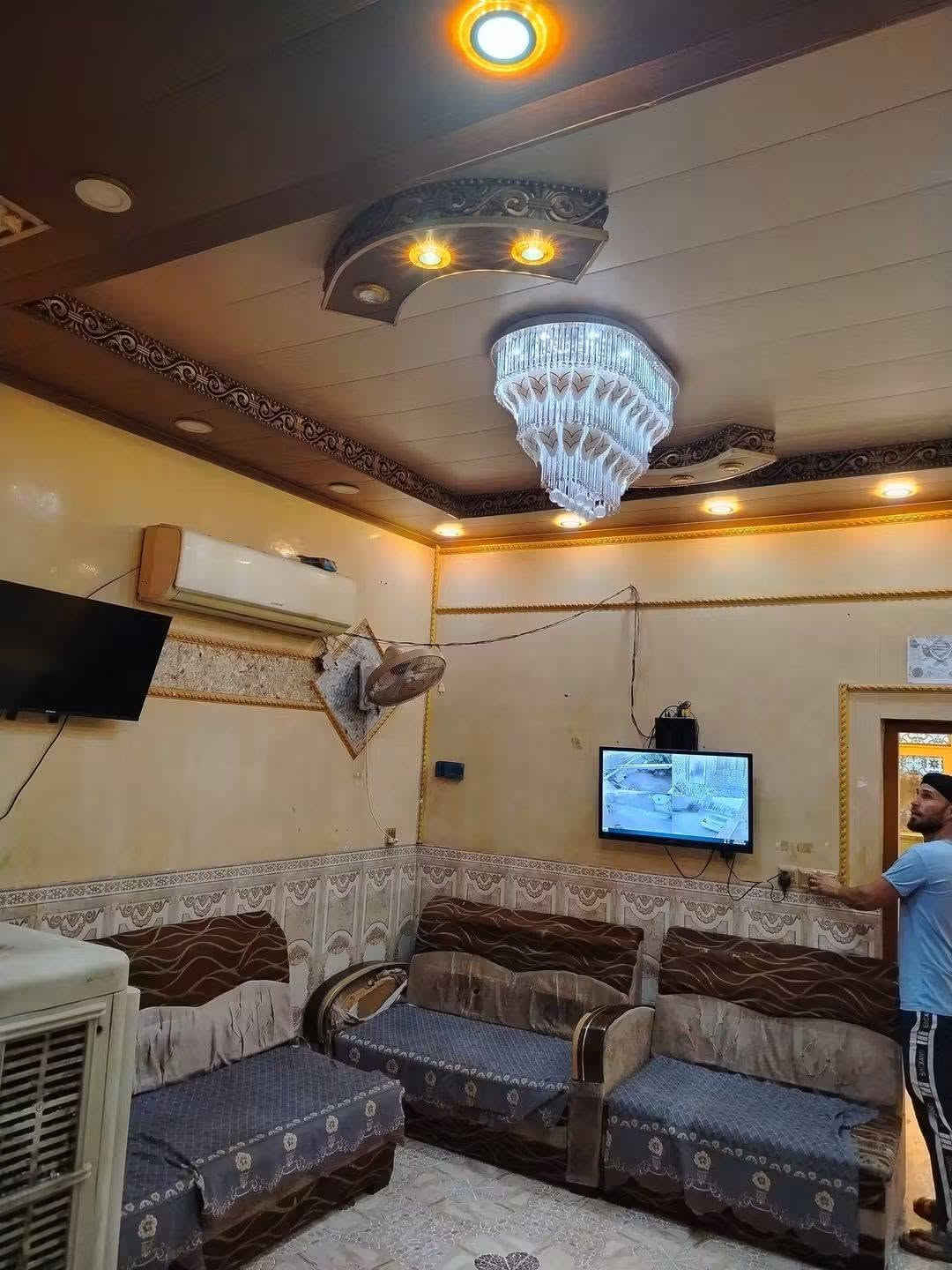 سلام عليكم دار ١٠٧ م بناء ٥٠ والباقي حديقه أساس رفت بناء طابوك سقف صب كونكريت طابقين يتكون من غرفتين وصاله ومطبخ وصحيات وحديقه داخل البيت السعر ٣٠ وبي مجال العنوان سايدين المطار شارع علكم الشبلي تواصل مكتب الغريري ركن شارع حاتم الخير الرقم 
***********سيد احمد
