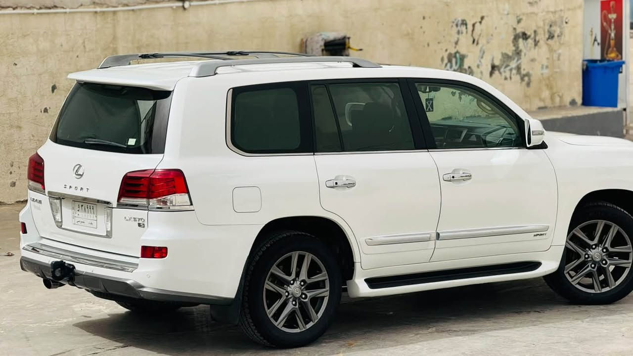 🚙 لكزس LX570 S موديل 2015 – فل كامل

🔹 ماشية: 200 ألف كم
🔹 محرك V8 سعة 5.7 لتر – 362 حصان
🔹 كير أوتوماتيك 8 سرعات
🔹 خزان وقود كبير مناسب للسفر

🔥 فئة S سبورت:
• كت رياضي خارجي + شبك وصدامات مميزة
• جلد فاخر تبريد وتسخين أمامي وخلفي
• مقاعد كهربائية مع ذاكرة
• فتحة سقف
• ثلاجة Cool Box
• شاشة كبيرة + شاشات خلفية
• نظام صوتي فاخر
• كاميرات 360° وحساسات أمامية وخلفية
• تشغيل بصمة ودخول ذكي

🛡️ مانع انزلاق • المحافظة على المسار • مثبت سرعة ذكي • وسائد هوائية متعددة

✨ السيارة نظيفة جداً وجاهزة للفحص

📞 ***********
