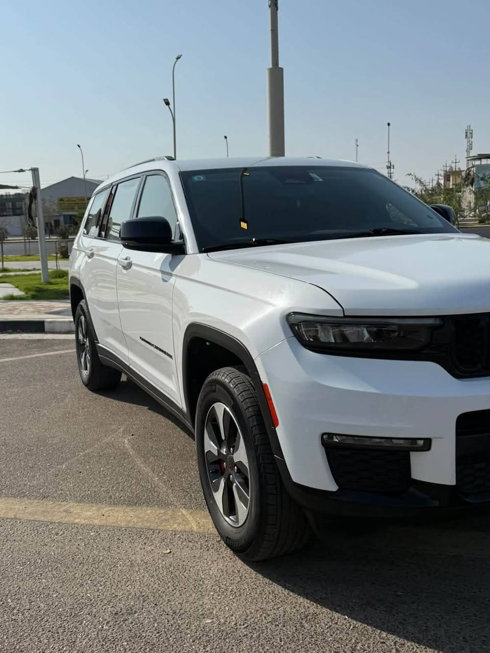 سلام عليكم 
Jeep Grand Cherokee / 2023 
السيارة وارد امريكي كفالة عامة بيها البيبان اربعة وصندوق والبنيك سرقة فقط مفتوحات وراجعين شاديهن لا مبدلات ولا اي شيء مثلهن مشدودات   
لمتد اعلى فئة عدا الفانوراما اليعرفها يعرف تفاصيلها اللتمد 
6 راكب  ، الخلفي VIP منفصل 
داخل جلد اسود 
نضام خرائط العينة والشاشة مترجم عربي ونضام خرائط بل عينه 
ويل 18 مال موديل 2024 
تخم تاير جديد امريكي مشلن اصلي 
السيارة ماشية 45K الف 
السعر 32 الف يعني 320 ورقة وبيها مجال بسيط   عنواني البصرة حي الرسالة للاستفسار ***********
