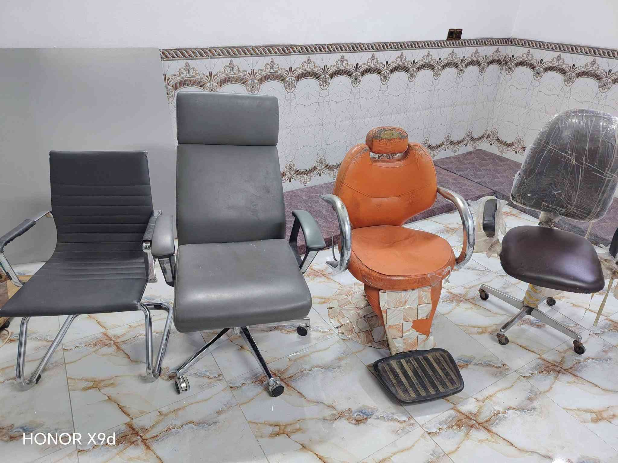 سنك متر ونص نضيف مابي اي عيب السعر 90 وبي مجال والجزامه حجم جبير ب70 وبيه مجال والمرأيه والكراسي كلمن وسعره *********** مكاني كركوك حي الحجاج
