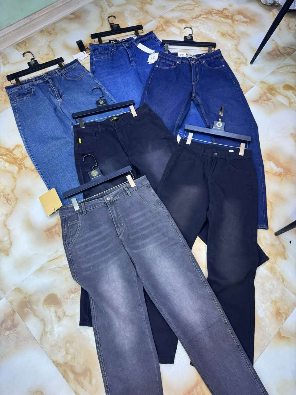 بنطرون كابوي + قماش رجالي قطع اخيره 110 + بوري + هاف مشكل تقريبا 300 قطعه مكاني ديوانيه تواصل وتساب ***********
