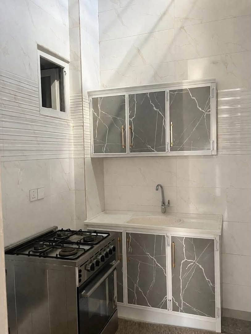 📍 الموقع: دارة كنارة
📌 فرع مخبز أم مصطفى

🏡 بيت للبيع  زراعي السند 25 
📐 المساحة: 105 متر (زراعي)
🏢 عدد الطوابق: طابقان

🔴 الطابق الأول:
✔️ استقبال
✔️ غرفة نوم
✔️ مطبخان (حار وبارد)
✔️ مجمع صحيات داخلي وخارجي
✔️ نظام دكت كامل مع مبردة دكت جديدة مشمولة مع البيت

🔴 الطابق الثاني:
✔️ غرفتا نوم
✔️ مجمع صحيات
✔️ نظام دكت في جميع الغرف

💰 السعر: 65 مليون دينار
✅ يوجد مجال بسيط بالسعر

📞 للاستفسار:
***********
