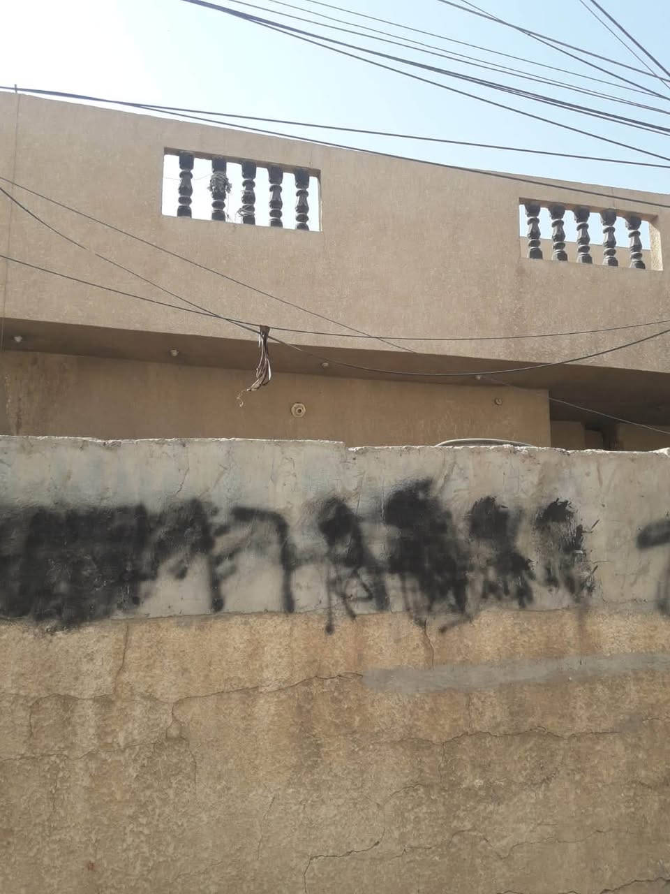 دار مساحته 144 متر الواجهه 10 متر والنزال 14.4 متر في الدوره بداية  ابو دشير بالقرب من الملعب و مزرعة ابو فلاح بناء بالتسعينات مسلح مضبوط طابق واحد ابيع قطعة أرض سعر المتر مليون ويرهم مراوس بمساحه اقل في البياع أو مدينة الحرية اوقريب على هذه المناطق علما ان الدار فارغ  للاتصال ***********   أو الرقم 
***********    يوجد واتساب مستعجل على البيع
