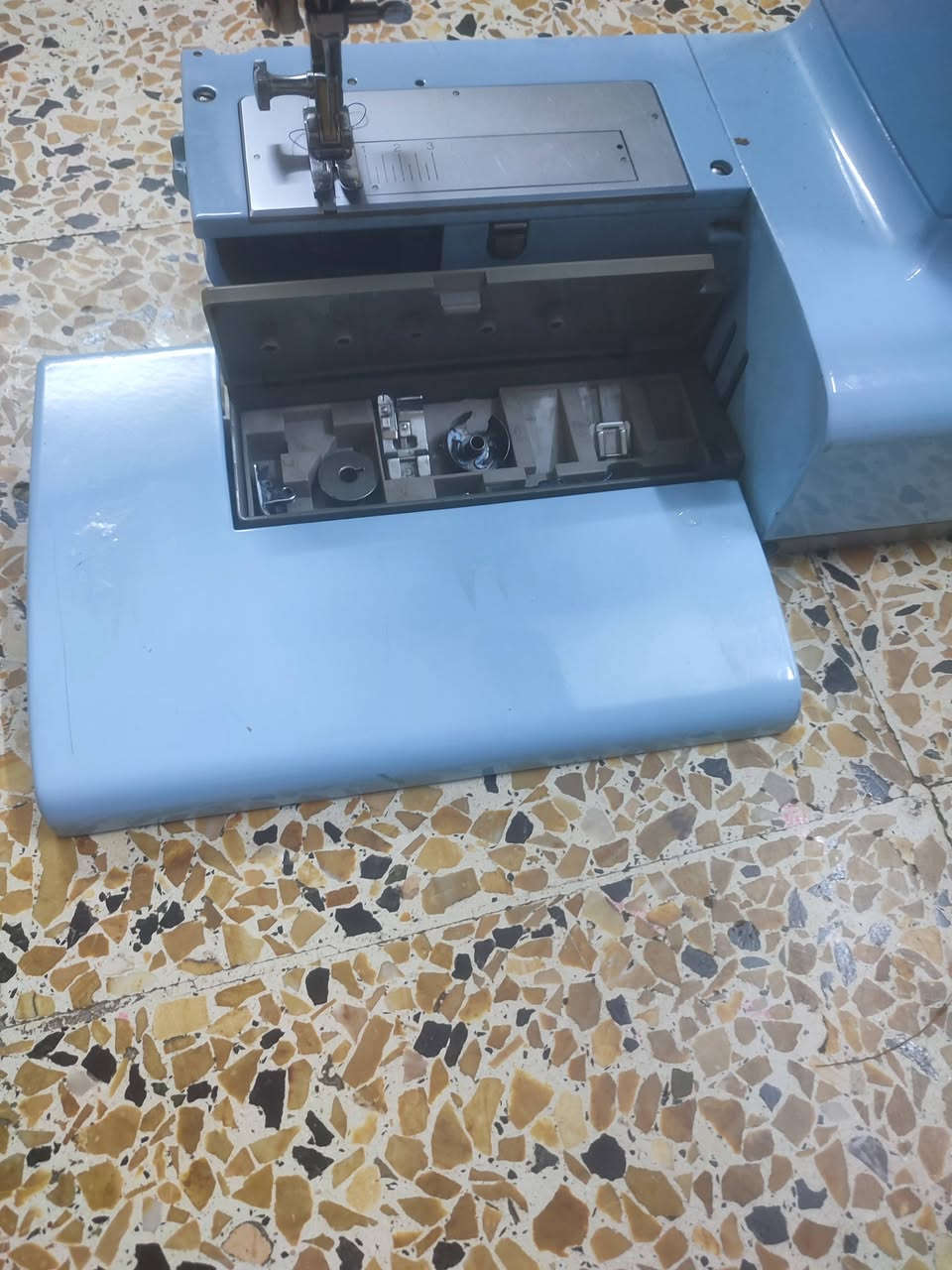 🧵 ماكينة للبيع مو من ذن العاديات يابانيه 🧵
​للبيع ماكينة خياطة براذر موديل كومبال أيس!
ماكينة قوية وشغلها نظيف، ومحافظ على نظافتها.
​النظافة: 100% (جلخ واحد ما بيها) ومحافظ على نظافتها.
​المنشأ: ياباني قوية.
​النقشات: 16 نقشة وكل النقشات شغالة وموجودة بيها (خياطة عدلة، زكزاك، بيت دكم، وتطريزات متعددة).
​تحكم بالسرعة: أزرار للتنقل بين السرعات (بطيء / متوسط / سريع).
​الملحقات: كاملة ويا الشنطة (الحافظة) مالتها ومحول الكهرباء الخاص بها.
​💰 السعر: 80 ألف وبها مجال
رقم الواتساب: ***********
