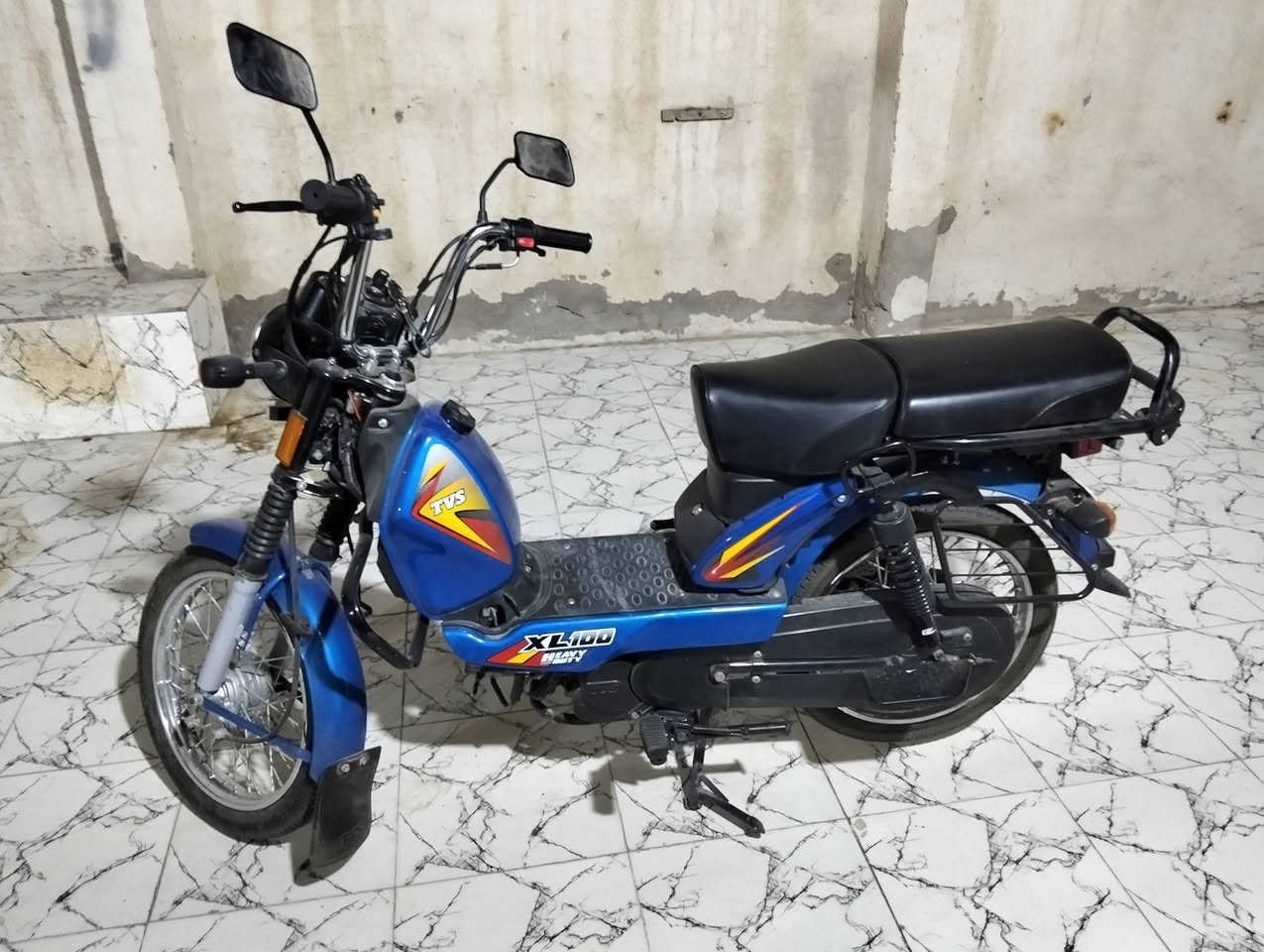 TVS XL 100 
موديلها 2025  استخدامها جداً نضيف 
ماشيه 24030
مكينه مامفتوحه 
الدراجه كلها بلاديه من الطول للطول 
سعر قفل 1000000 مليون قفل
***********
