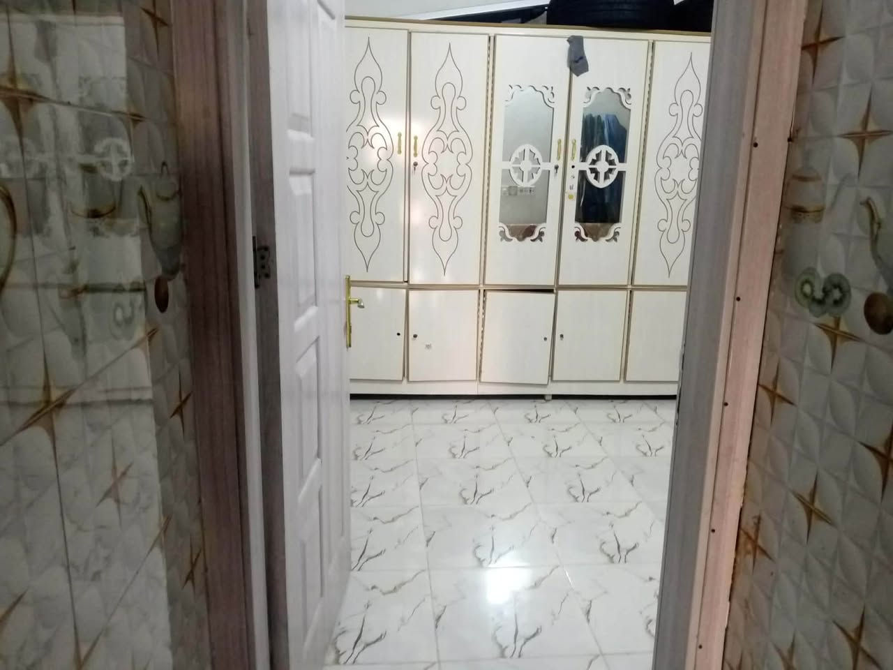 السلام عليكم توفر دار للبيع طابو صرف ١٠٠ متر خلف ماركت موفق الزوراء ٧٧ السعر ٦٤ مع مجال ***********
