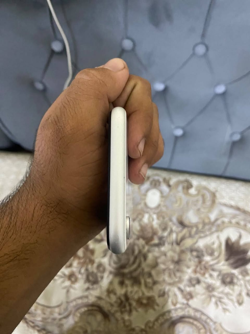 السلام عليكم ايفون اكس ار ذاكرته 128 الون ابيض 
بطاريته 81 كل شي شغال بصمه الوجه شغال الجهاز 
نضيف الجهاز فقط امبدل شاشه بس شاشه ممتازه 
اما الباقي مكفول العنوان بغداد بلديات للاستفسار 
***********

